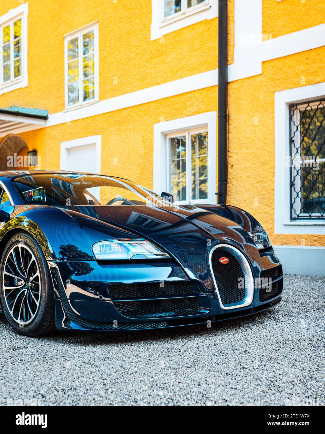 Bugatti Veyron Super Sport in carbonio blu parcheggiato di fronte a una villa di lusso Foto Stock