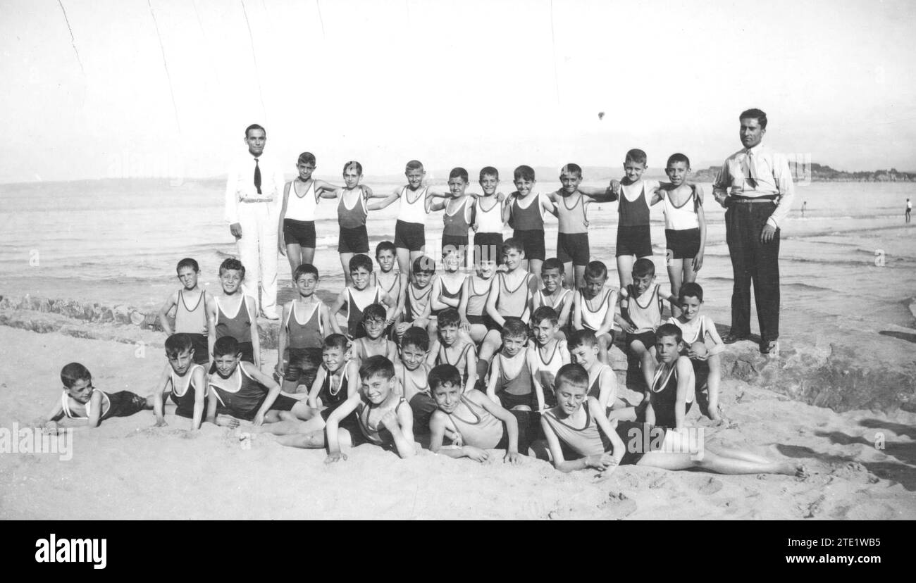 01/01/1933. I bambini si divertono in un campo estivo sulle spiagge di Santander. Crediti: Album / Archivo ABC Foto Stock