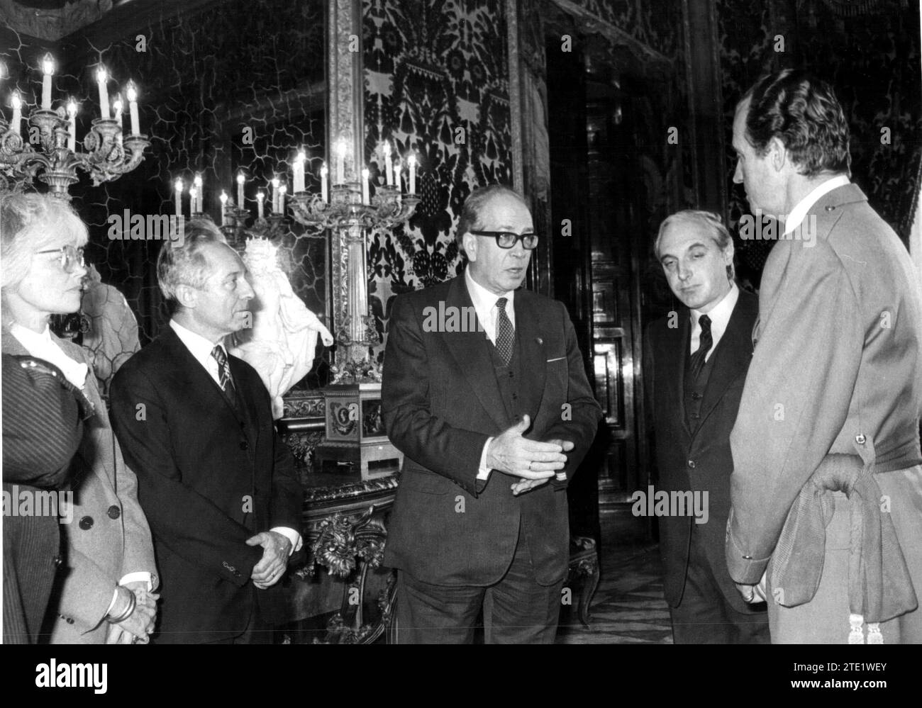 11/16/1982. Carlos Robles Piquer parla con il re Don Juan Carlos, alla presenza di José Pedro Pérez Llorca. Crediti: Album / Archivo ABC / Manuel Sanz Bermejo Foto Stock