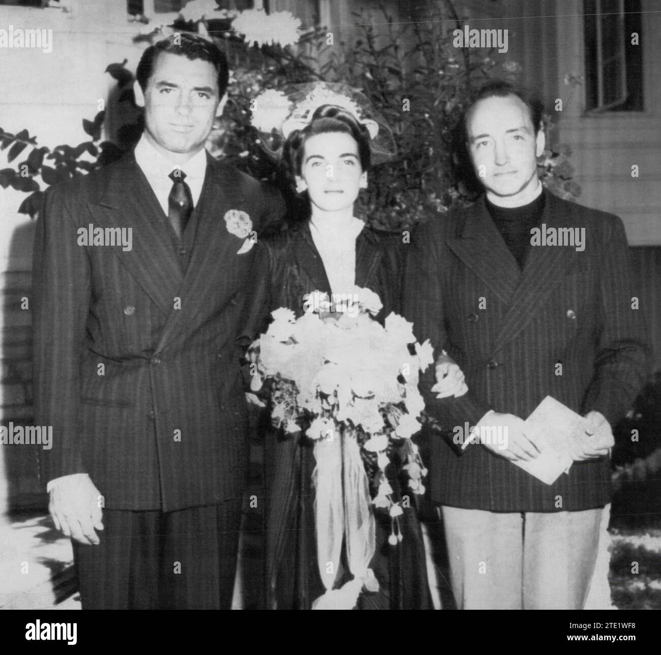 05/11/1942. Barbara Hutton si sposa per la terza volta. Ha sposato l'attore Cary Grant. Nell'immagine, la sposa e lo sposo appaiono con il reverendo Paul Rome, che ha officiato la cerimonia nel lago Arrowhead, in California. Crediti: Album / Archivo ABC Foto Stock