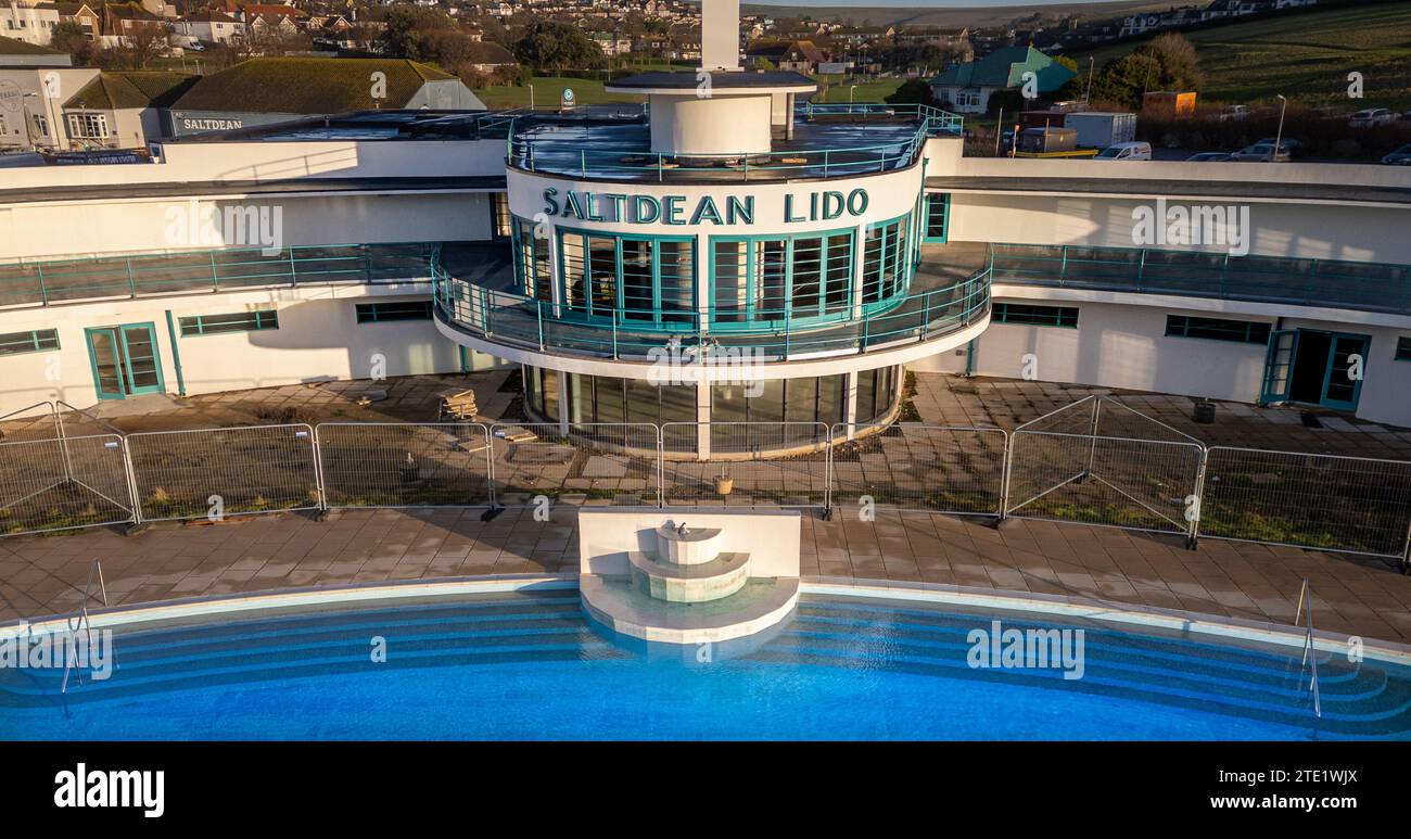 Il Lido Saltdeo, un tempo in rovina, costruito nel 1937-8, è stato finalmente restaurato dopo essere stato salvato dalla gente del posto (che ha istituito collettivamente la Saltdean Lido Community Interest Company), dall'essere bulldozzato per gli appartamenti nel 2013. Finanziato dalla National Lottery attraverso il National Lottery Heritage Fund, Brighton and Hove City Council, Historic England e Years of Community fundraising il capolavoro Art Deco è stato proclamato dalla 20th Century Society come "probabilmente la piscina all'aperto più significativa dal punto di vista architettonico del paese". Saltdean, East Sussex, Regno Unito. Foto Stock