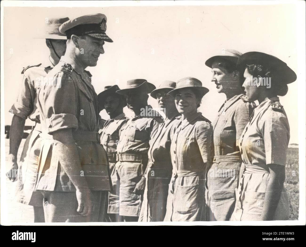 12/31/1943. Lord Mountbatten, capo delle forze alleate nel sud-est asiatico, ispezionando le infermiere britanniche che prestano servizio nel settore Arakan sul fronte birmano. Crediti: Album / Archivo ABC Foto Stock