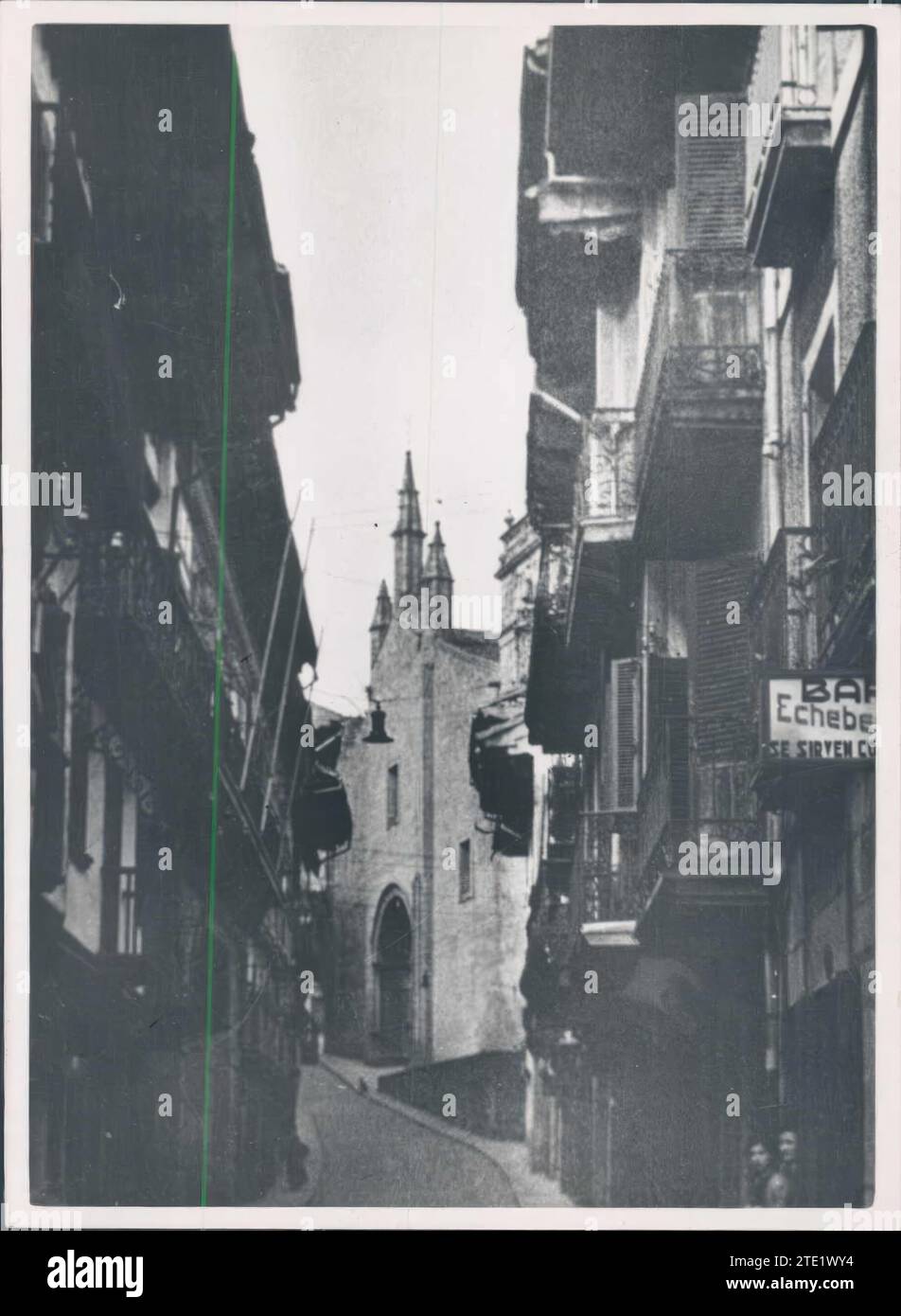 12/31/1949. Alla fine della strada principale di Fuenterrabía, la chiesa dove si sposò l'infanta, María Teresa d'Austria. Crediti: Album / Archivo ABC Foto Stock