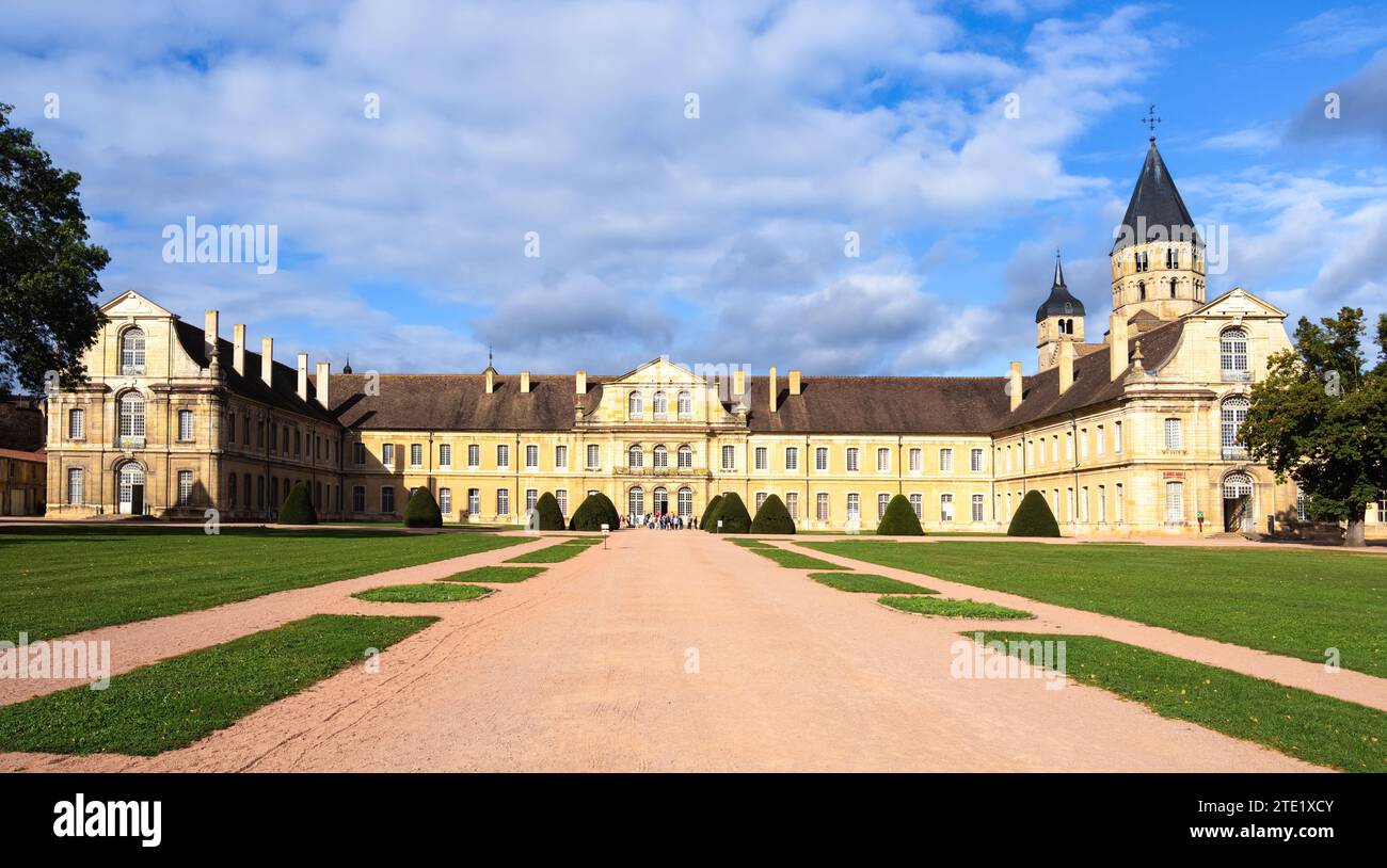 Cluny, Francia - 14 ottobre 2023: L'abbazia di Cluny in Borgogna fu uno dei centri religiosi più influenti del Medioevo Foto Stock