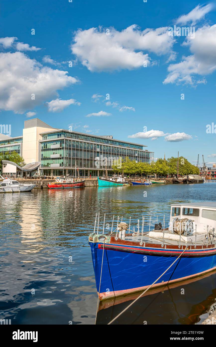 Barca da pesca nel porto galleggiante di Bristol, Somerset, Inghilterra, Regno Unito Foto Stock