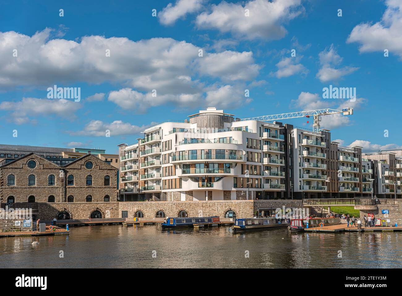 Architettura moderna lungo il porto galleggiante di Bristol, Somerset, Inghilterra, Regno Unito Foto Stock