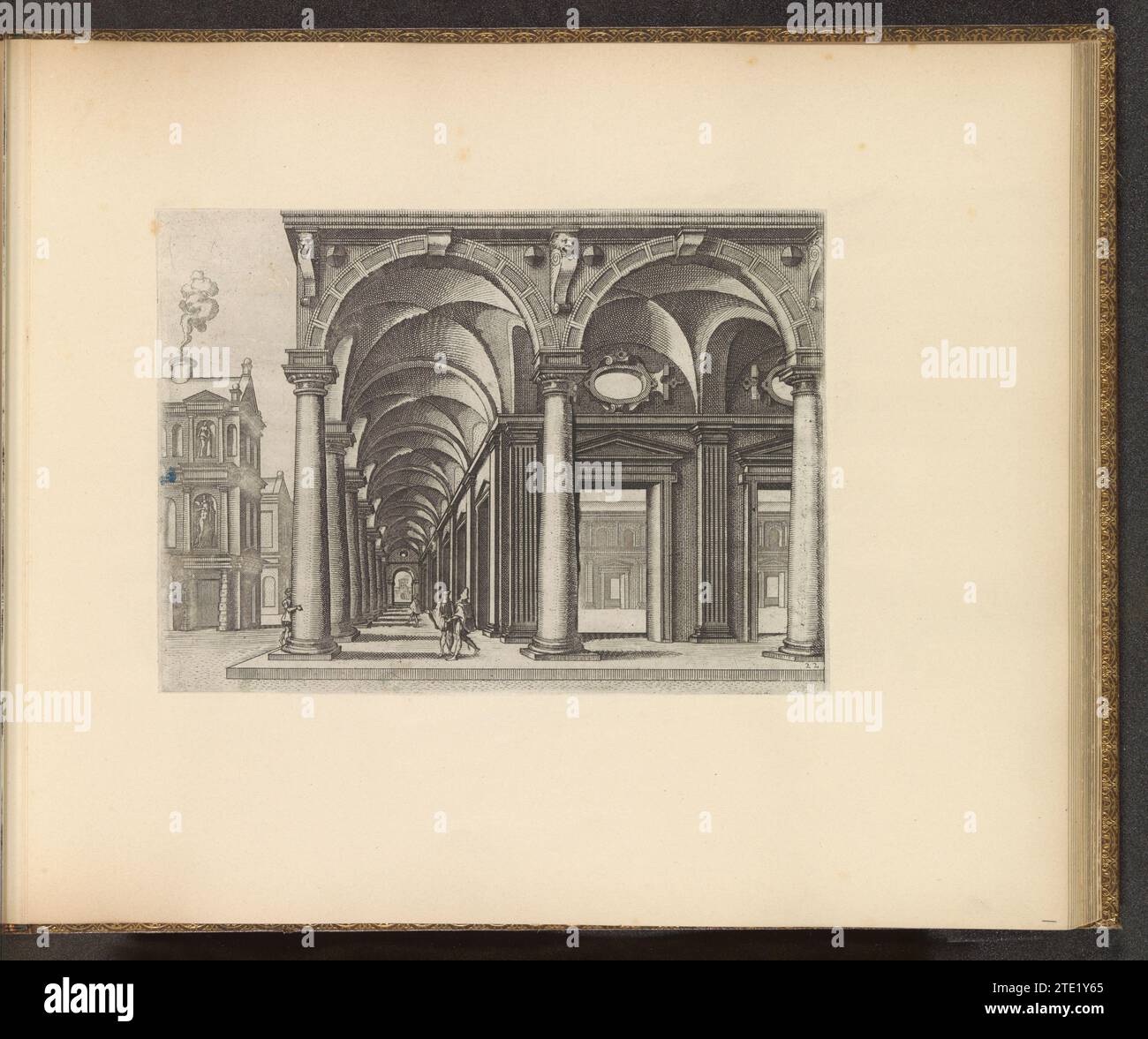 Zuilengang intorno ad un cortile, Johannes o Lucas van Doechum, dopo Hans Vredeman de Vries, c. 1601 pilastro dell'ordine toscano, intorno ad un cortile aperto. Tre persone camminano sotto la galleria, una quarta è lasciata dietro la colonna d'angolo. La stampa fa parte di un album. Colonna di incisione in carta di Anversa dell'ordine toscano, intorno a un cortile aperto. Tre persone camminano sotto la galleria, una quarta è lasciata dietro la colonna d'angolo. La stampa fa parte di un album. Incisione della carta di Anversa Foto Stock