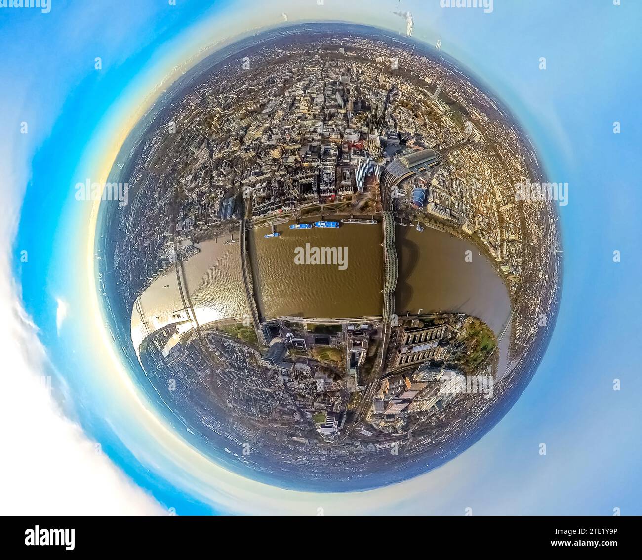 Vista aerea, fiume Reno e barche per escursioni con il Ponte Hohenzollern e il Ponte Deutzer, il centro città e la città vecchia con la Cattedrale di Colonia e il centro Foto Stock