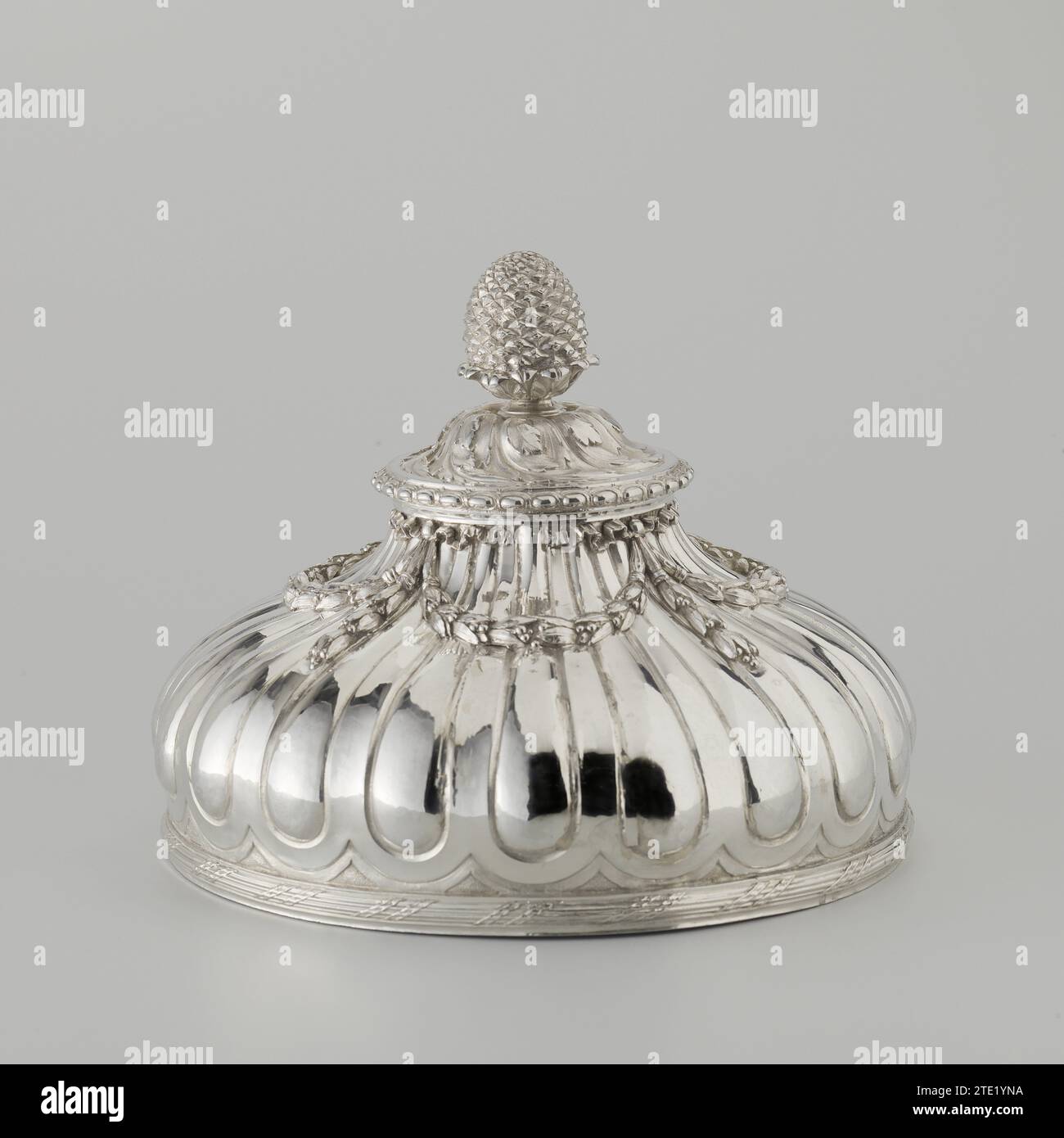 Coperchio in argento, Jacques-Nicolas Roëttiers, c. 1771 - c. 1772 tondo, coperchio alto in argento. A forma di cupola, che si innalza e coronata da un ananas come bottone. Argento Parigi (metallo) rotondo, alto coperchio d'argento. A forma di cupola, che si innalza e coronata da un ananas come bottone. Argento Parigi (metallo) Foto Stock