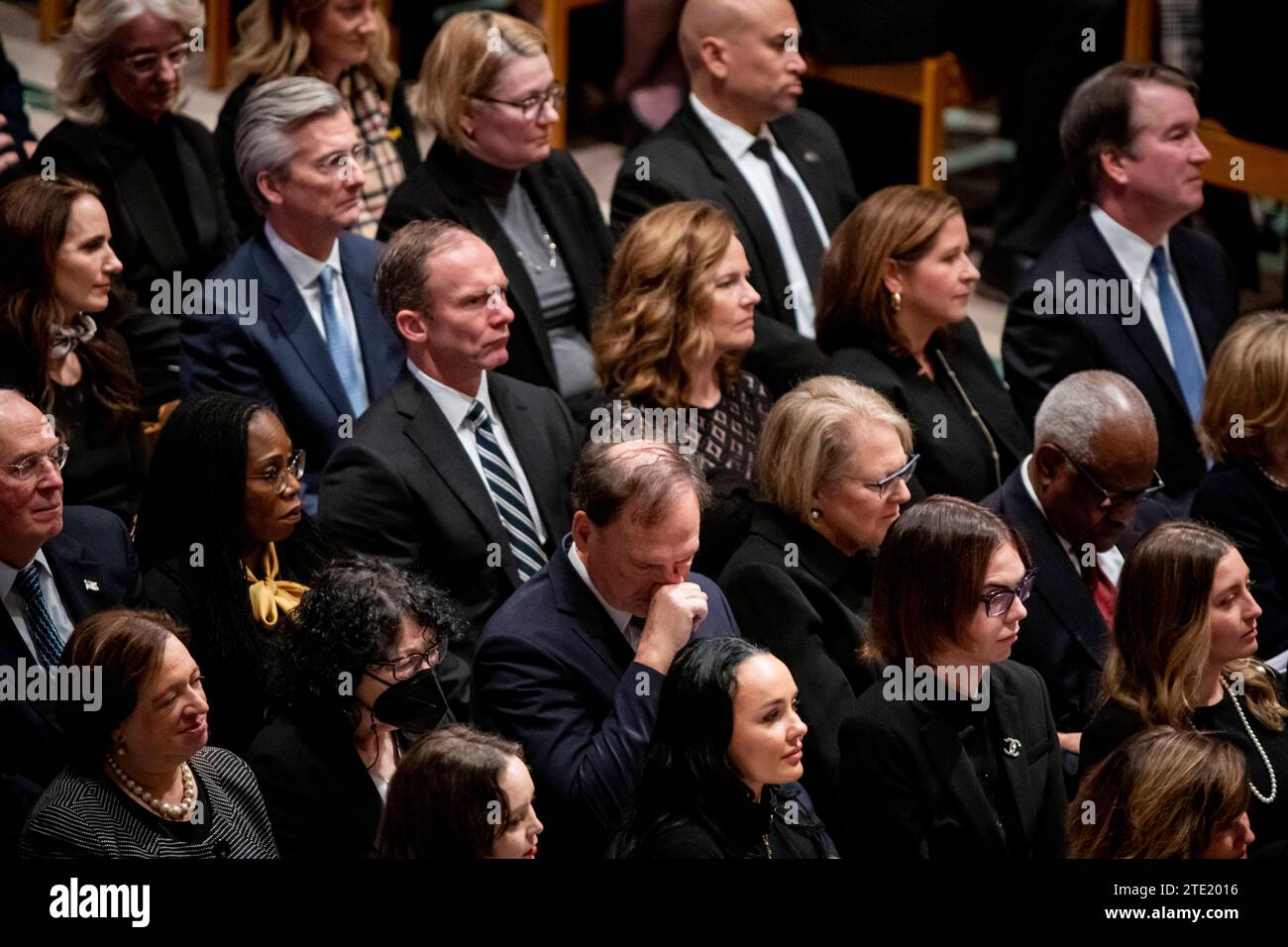 Il giudice Samuel alito Jr., si pulisce il volto durante il servizio funebre per il giudice associato in pensione della Corte Suprema Sandra Day o Connor alla Washington National Cathedral di Washington, DC martedì 19 dicembre 2023. Il giudice o Connor, nativo dell'Arizona, nominato dal presidente degli Stati Uniti Ronald Reagan, divenne la prima donna a servire nella corte più alta della nazione, prestò servizio dal 1981 al 2006 e morì il 1 dicembre 2023 all'età di 93 anni. Copyright: XRodxLamkeyx/xCNPx/MediaPunchx Foto Stock