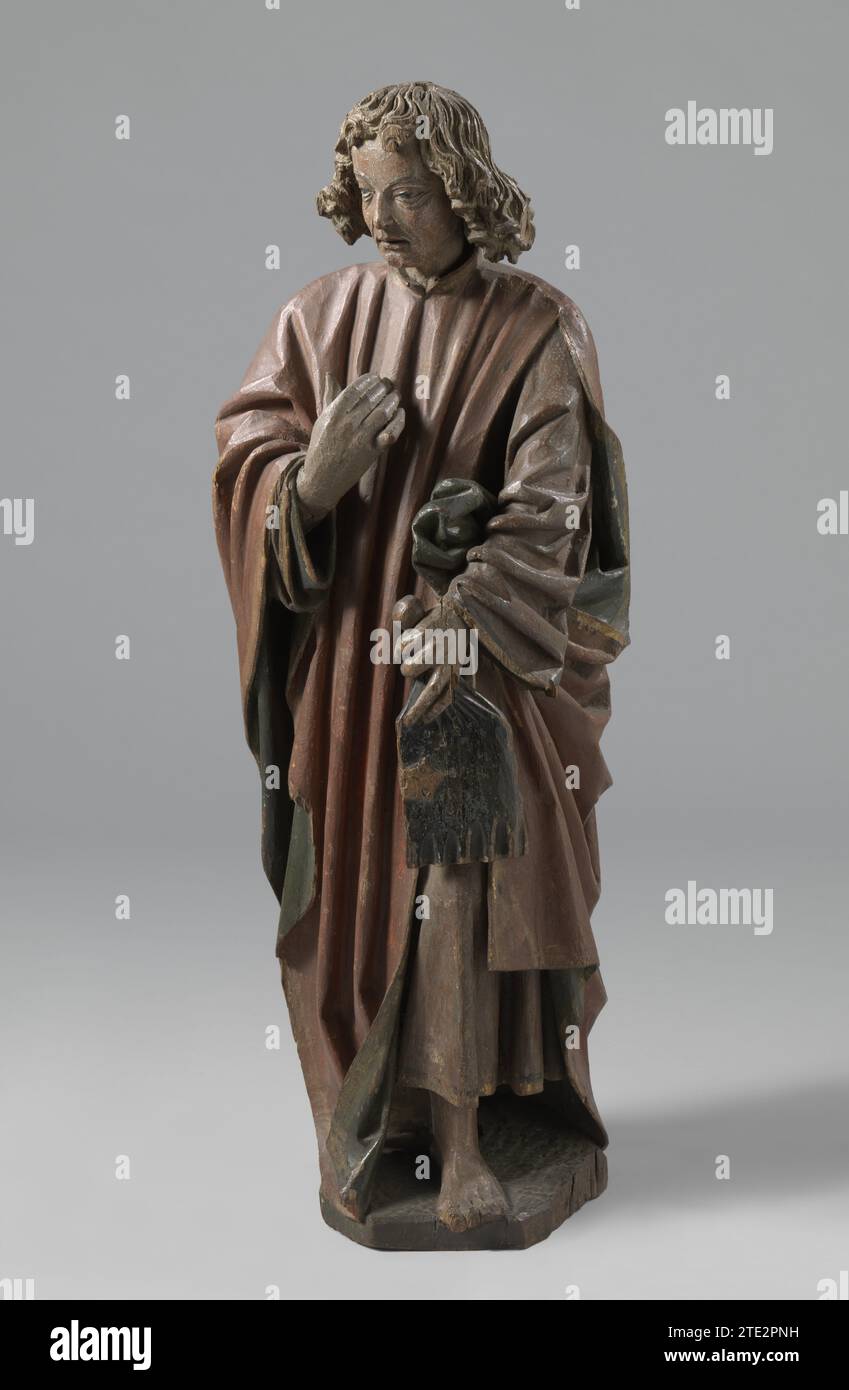 San Giovanni Evangelista, Arnt van Tricht (cerchio di), c. 1540 si trova su un terreno con la gamba sinistra piegata in avanti, porta un libro sulla custodia nella mano sinistra e tiene le dita della mano destra contro il petto. Il suo viso mostra profonde scanalature intorno agli occhi e alla bocca, i capelli ricci sono fuori dal sonno. Lo spazioso mantello, che viene assorbito sotto il braccio sinistro, pende su una tunica. Il mantello con collare rialzato è aperto sul lato destro. Entrambi i piedi appaiono sotto il mantello. Quercia di Cleves-Guelders (legno) si trova su un terreno con la gamba sinistra piegata in avanti, porta un libro sulla custodia nella mano sinistra e.. Foto Stock