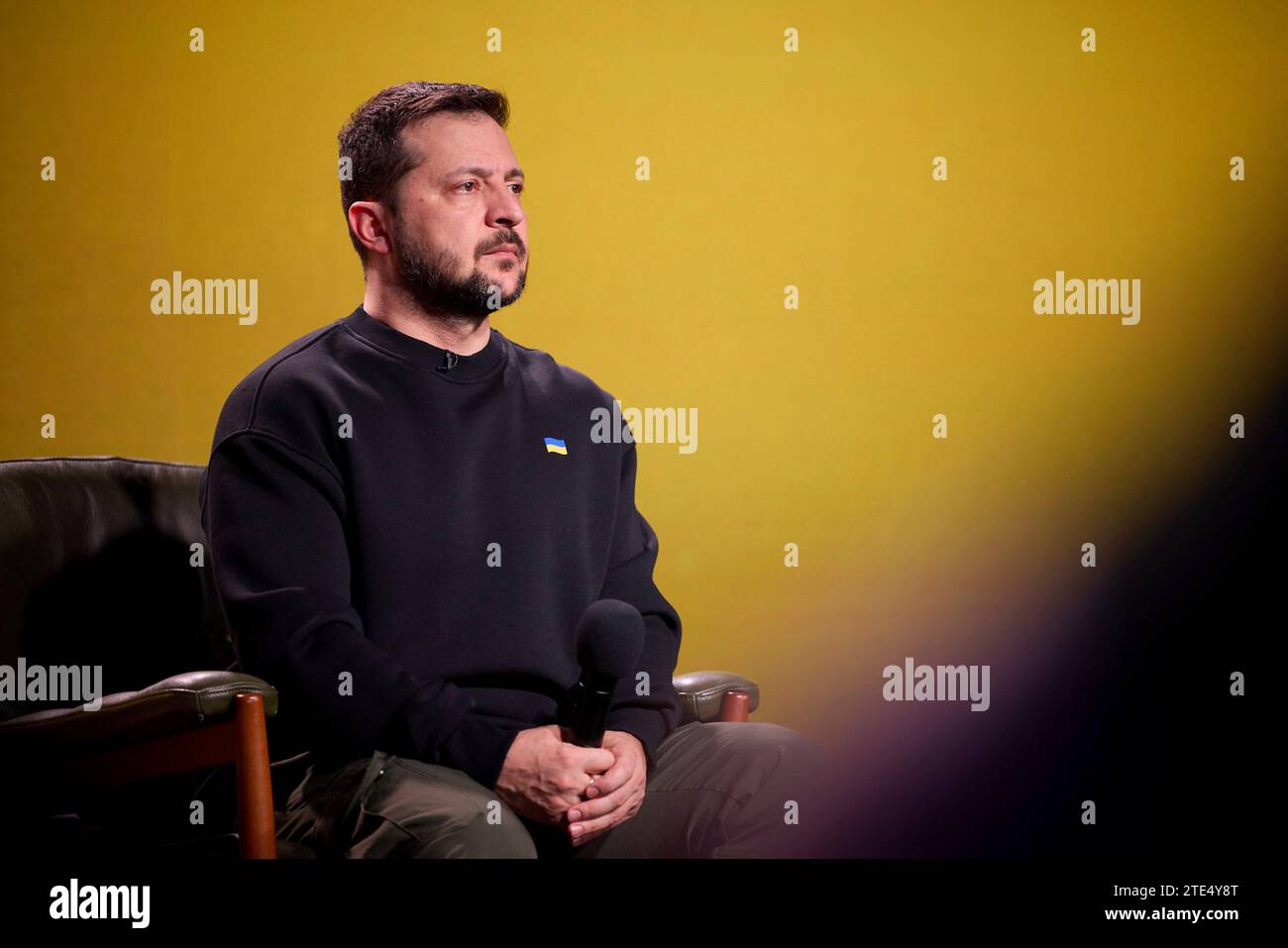 Kiev, Ucraina. 19 dicembre 2023. Il presidente ucraino Volodymyr Zelenskyy ascolta una domanda durante la sua conferenza stampa annuale di fine anno, il 19 dicembre 2023, a Kiev, Ucraina. Credito: Ucraina Presidenza/Ucraina Presidenza/Alamy Live News Foto Stock