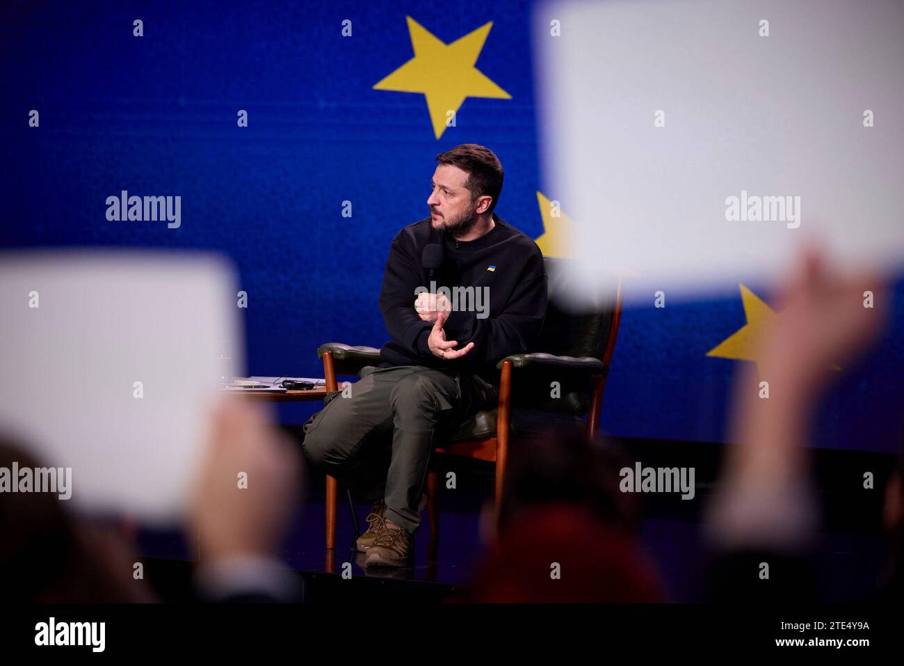 Kiev, Ucraina. 19 dicembre 2023. I membri dei media usano i segnali per attirare l'attenzione del presidente ucraino Volodymyr Zelenskyy durante la sua conferenza stampa annuale di fine anno, il 19 dicembre 2023 a Kiev, Ucraina. Credito: Ucraina Presidenza/Ucraina Presidenza/Alamy Live News Foto Stock