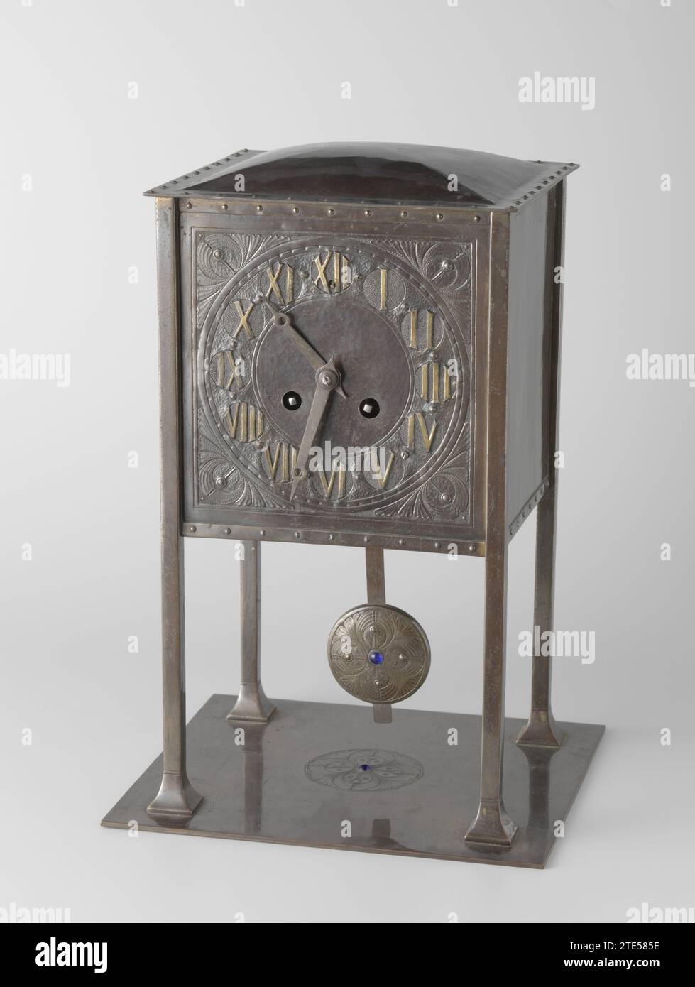 Pendula van messing, ferma sotto il Sint-Maarten, c. 1905 pendolo di ottone, quadrato con tetto, su quattro gambe che poggiano su una piastra quadrata. Quadrante decorato. Piastra per imbracatura rotonda e al centro della piastra di base decorata con pietra blu. Lavoratore di mobili: Zaltbommeldesigner: Olandese progettista: Olandese ottone (lega) pendolo in ottone, quadrato con tetto, su quattro gambe che poggiano su una piastra quadrata. Quadrante decorato. Piastra per imbracatura rotonda e al centro della piastra di base decorata con pietra blu. Lavoratore di mobili: Zaltbommeldesigner: Olandese progettista: Olanda ottone (lega) Foto Stock
