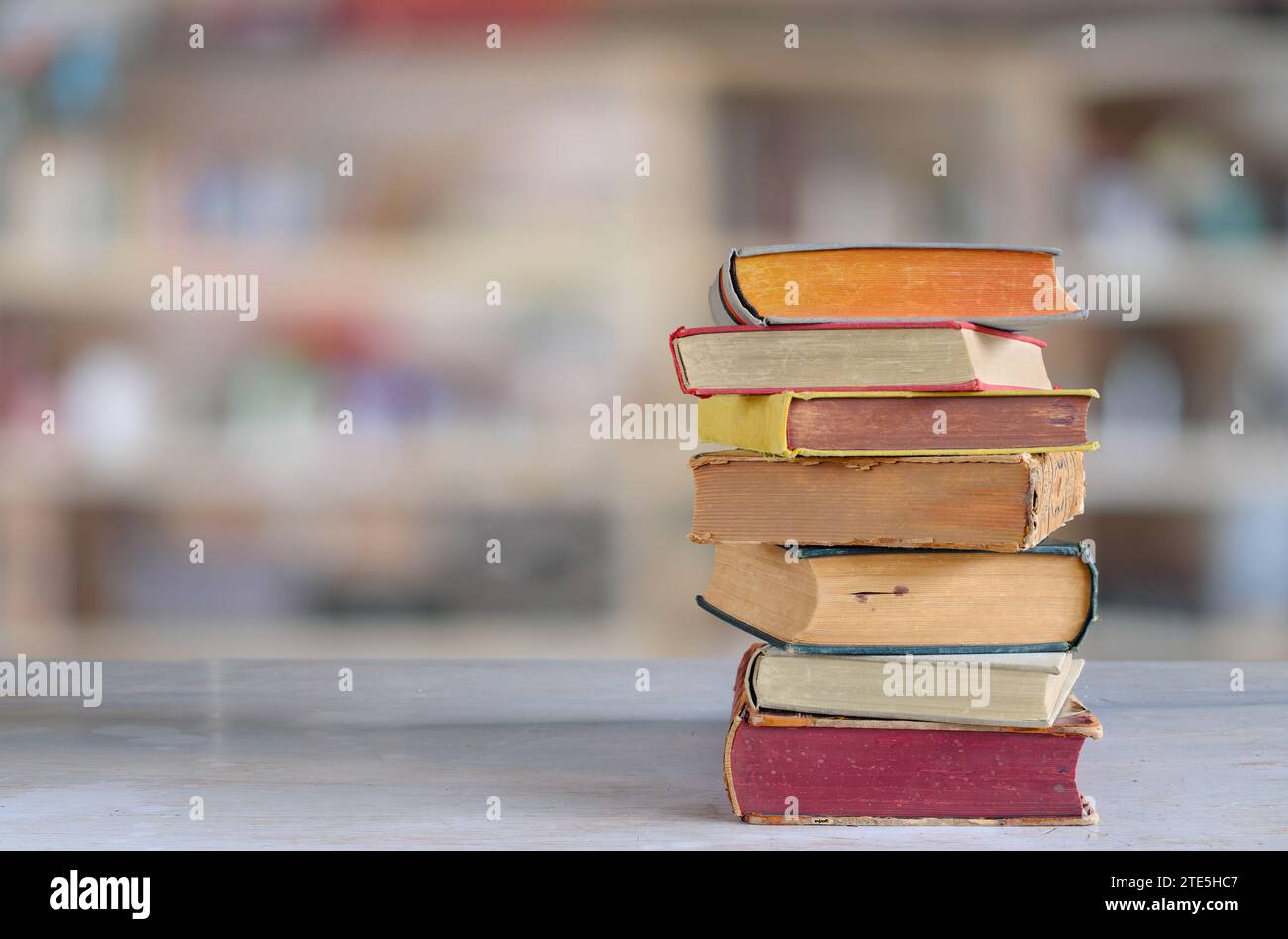 Pila di libri con sfondo sfocato, lettura, apprendimento, istruzione o concetto di ufficio domestico Foto Stock