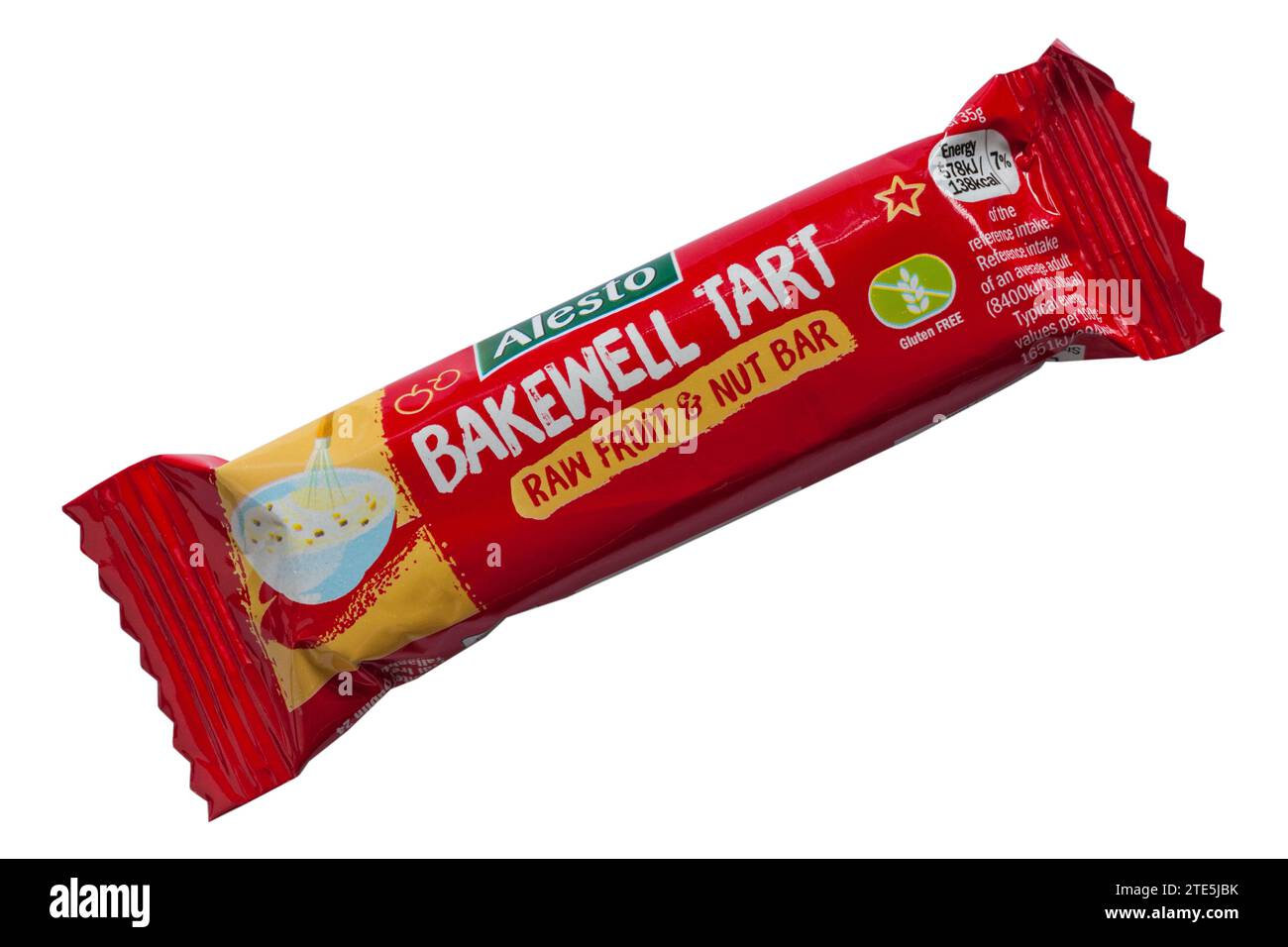 Alesto Bakewell Tart, frutta cruda e nocciole da Lidl, isolato su sfondo bianco - Bakewell Tart, aroma naturale, frutta secca e barretta di anacardi Foto Stock