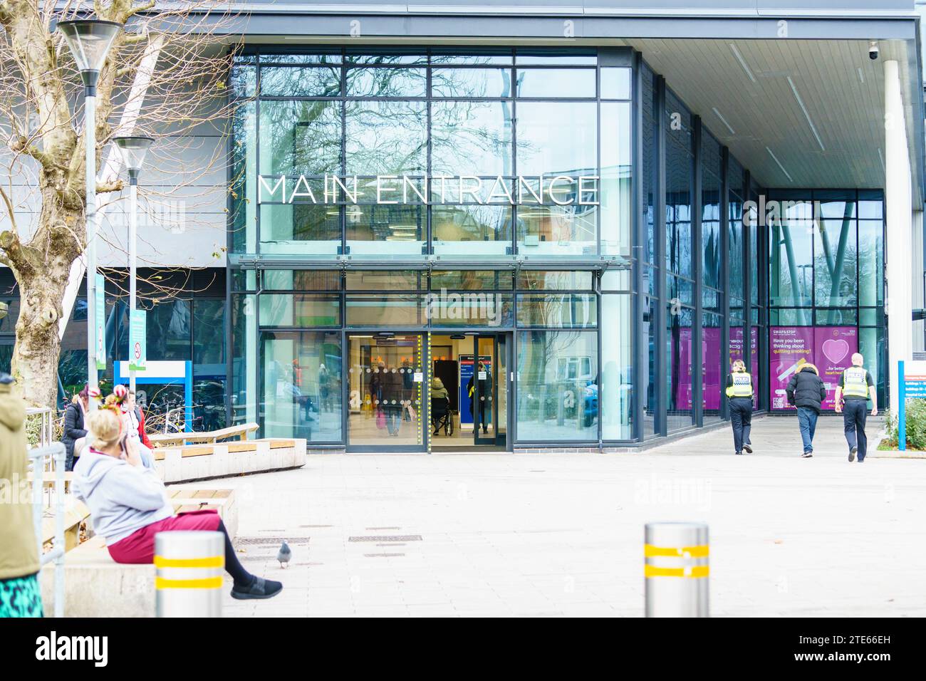 Hull Royal Infirmary, Hull, E. Yorkshire, Regno Unito. 19 dicembre 2023. I giovani medici continuano a colpire. Secondo la BMA, l'obiettivo è quello di ottenere 1.il ripristino completo della retribuzione per invertire il forte calo salariale che i medici in formazione devono affrontare dal 2008/9 2. Concordare con il governo un meccanismo per evitare future riduzioni rispetto al costo della vita e dell'inflazione; 3. Riformare il processo DDRB (organismo di revisione dei medici e dei dentisti) in modo che gli aumenti di stipendio possano essere raccomandati in modo indipendente ed equo per salvaguardare il reclutamento e la conservazione dei medici in formazione. Bridget Catterall AlamyLiveNews. Foto Stock