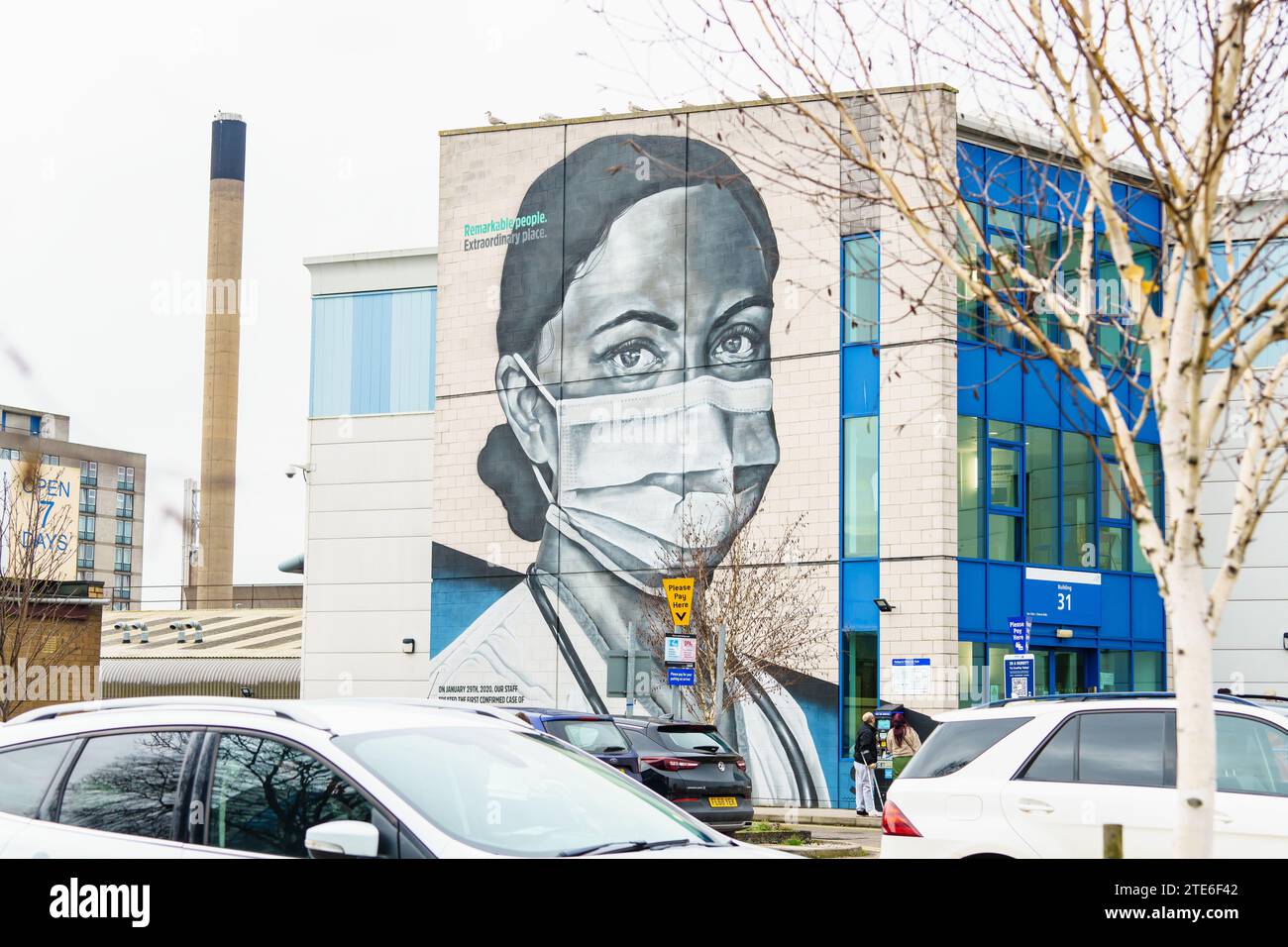 Hull Royal Infirmary, Hull, E. Yorkshire, Regno Unito. 19 dicembre 2023. I giovani medici continuano a colpire. Secondo la BMA, l'obiettivo è quello di ottenere 1.il ripristino completo della retribuzione per invertire il forte calo salariale che i medici in formazione devono affrontare dal 2008/9 2. Concordare con il governo un meccanismo per evitare future riduzioni rispetto al costo della vita e dell'inflazione; 3. Riformare il processo DDRB (organismo di revisione dei medici e dei dentisti) in modo che gli aumenti di stipendio possano essere raccomandati in modo indipendente ed equo per salvaguardare il reclutamento e la conservazione dei medici in formazione. Bridget Catterall AlamyLiveNews. Foto Stock