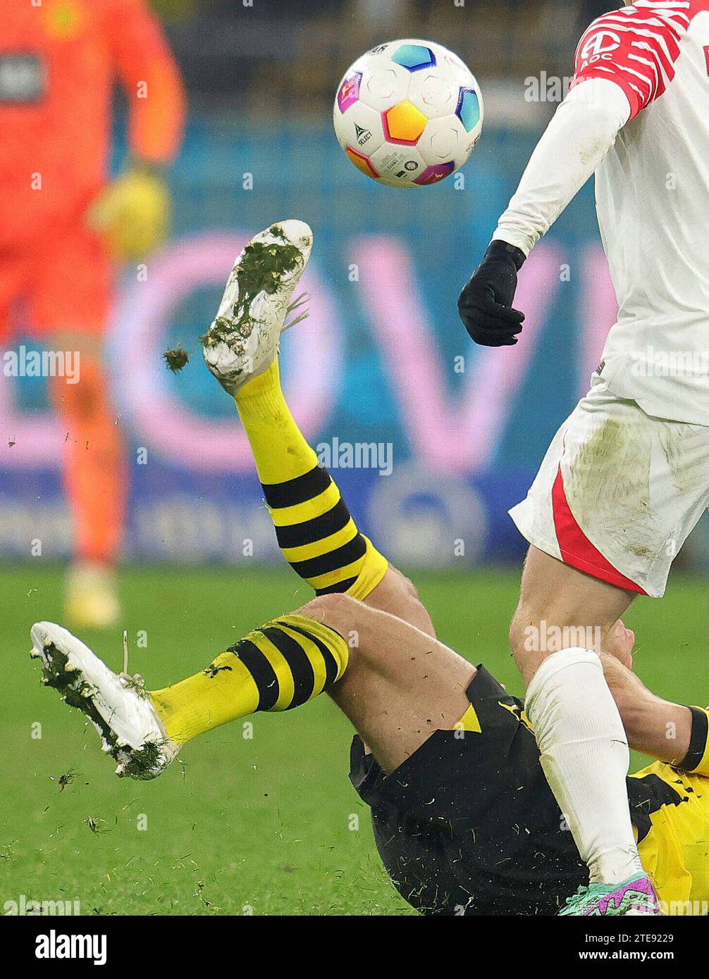 Dortmund, Deutschland. 9 dicembre 2023. Firo: 09.12.2023 calcio, calcio, 1st Bundesliga First League BVB Borussia Dortmund - RB Leipzig 2:3 Ball and Legs sfondo generale crediti: dpa/Alamy Live News Foto Stock