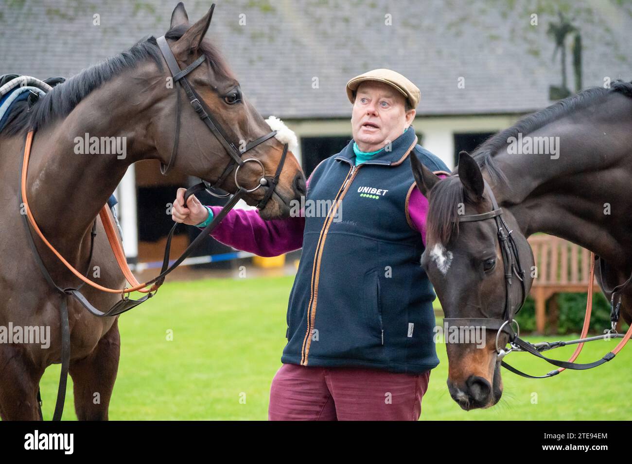 Allenatore Nicky Henderson con Constitution Hill (a sinistra) e Shishkin (a destra) a Seven Barrows, Lambourn, prima del Ladbrokes King George Christmas Festival. Data di emissione: Mercoledì 20 dicembre 2023. Foto Stock