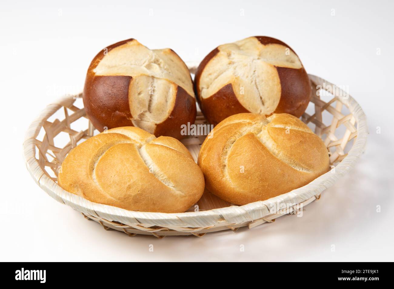 Panini tedeschi in un cestino per la colazione su sfondo bianco Foto Stock