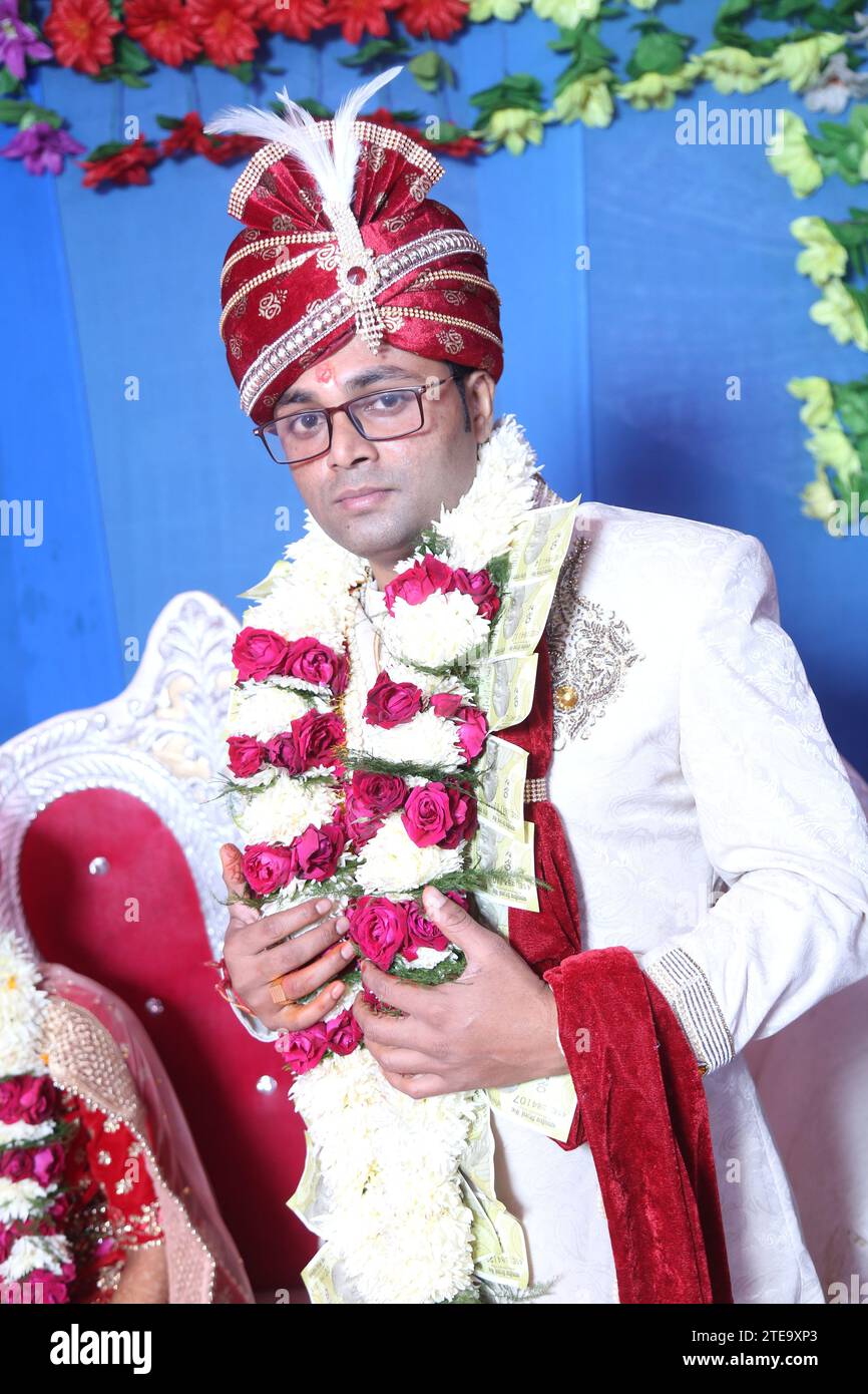 Lo sposo indiano posa per la sua foto di matrimonio in un grande matrimonio indiano grasso celebrato a nuova Delhi, India. Vestita con abiti da sposa indù tradizionali. Foto Stock