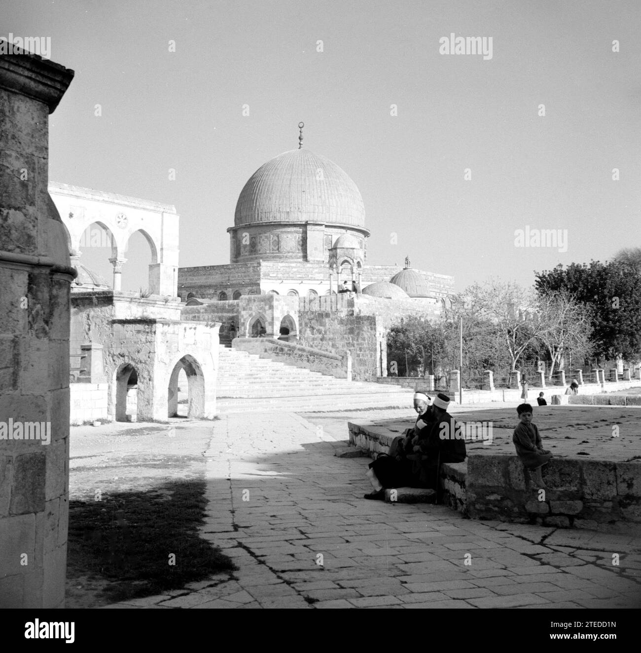 Al Haram esh-Sharif - Monte del Tempio. Cupola della roccia o Qubbet es-Sakhra con gradini in primo piano che conducono alla piazza su cui è costruito il santuario ca. 1950-1955 Foto Stock