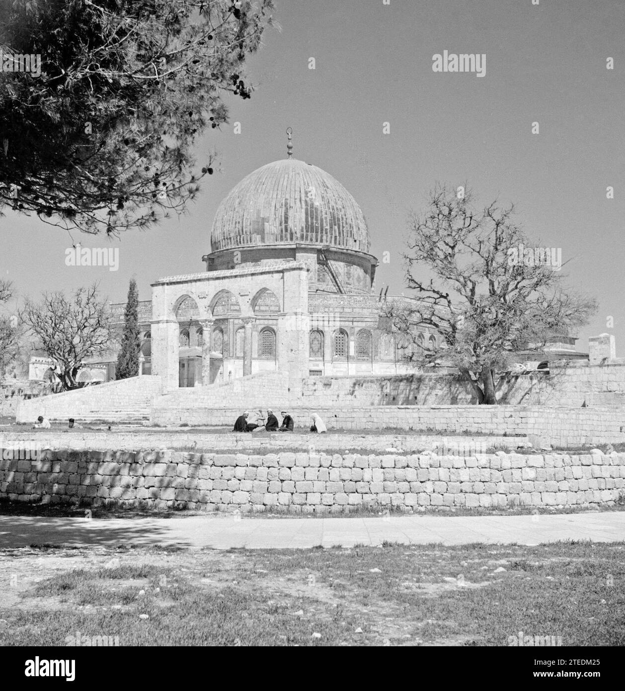 Al Haram esh-Sharif - Monte del Tempio. Cupola della roccia o Qubbet es-Sakhra con cancello che dà accesso alla piazza su cui è costruito il santuario ca. 1950-1955 Foto Stock