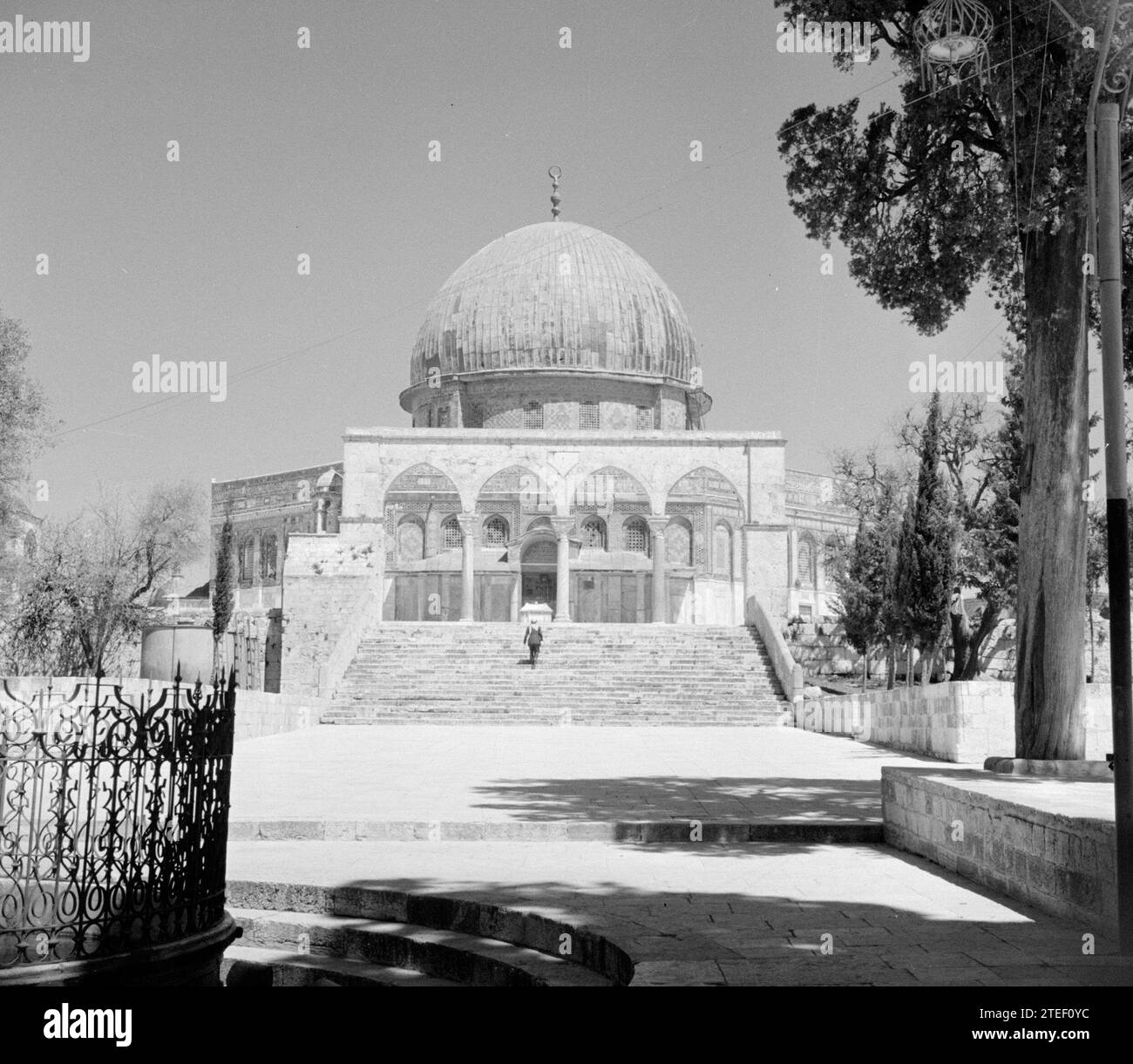 Al Haram esh-Sharif - Monte del Tempio. Cupola della roccia o Qubbet es-Sakhra con cancello che dà accesso alla piazza su cui è costruito il santuario ca. 1950-1955 Foto Stock