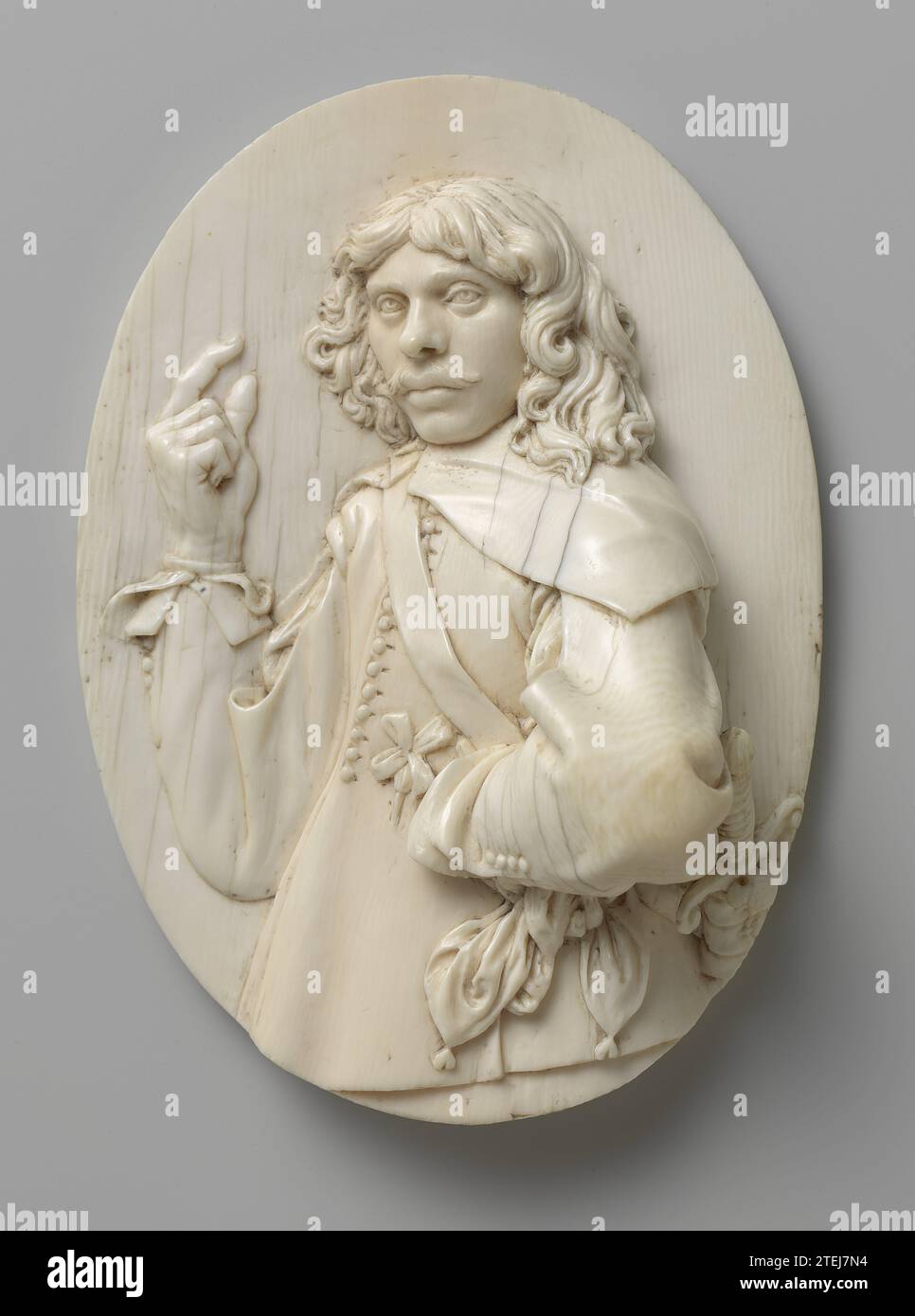 Due giovani non identificati, Rombout Verhulst (cerchio di), c. 1660 il venticinquenne circa è ritratto su uno sfondo piatto e ovale appena sotto l'anca e tre quarti, ma con lo sguardo allo spettatore. Ha la mano destra all'altezza della testa, tenendo il pollice e l'indice in alto; la sinistra, in cui un fazzoletto, sostiene il lato; il gomito è fortemente in avanti. Il viso mostra i baffi, i capelli ondulati sono appesi al collare largo e piatto, che copre completamente le spalle. Indossa un wambuis chiuso con pulsanti, su cui spallare le valvole. Le maniche, che sono diventate t Foto Stock