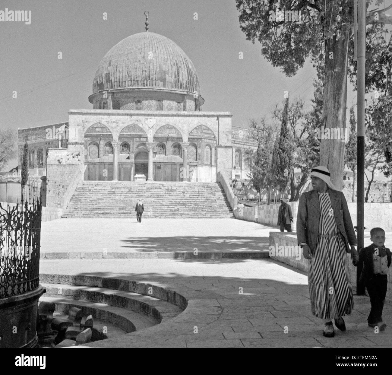 Al Haram esh-Sharif - Monte del Tempio. Cupola della roccia o Qubbet es-Sakhra con cancello che dà accesso alla piazza su cui è costruito il santuario ca. 1950-1955 Foto Stock