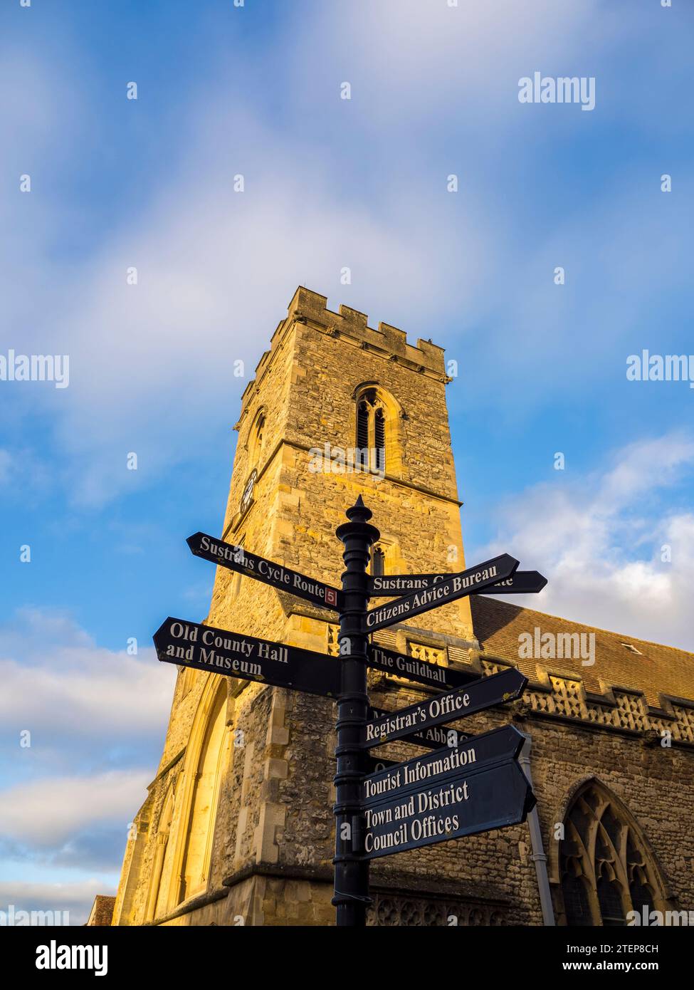 Signpost and, St Nicolas Church, Abingdon-on-Thames, Oxfordshire, Inghilterra, REGNO UNITO, REGNO UNITO. Foto Stock