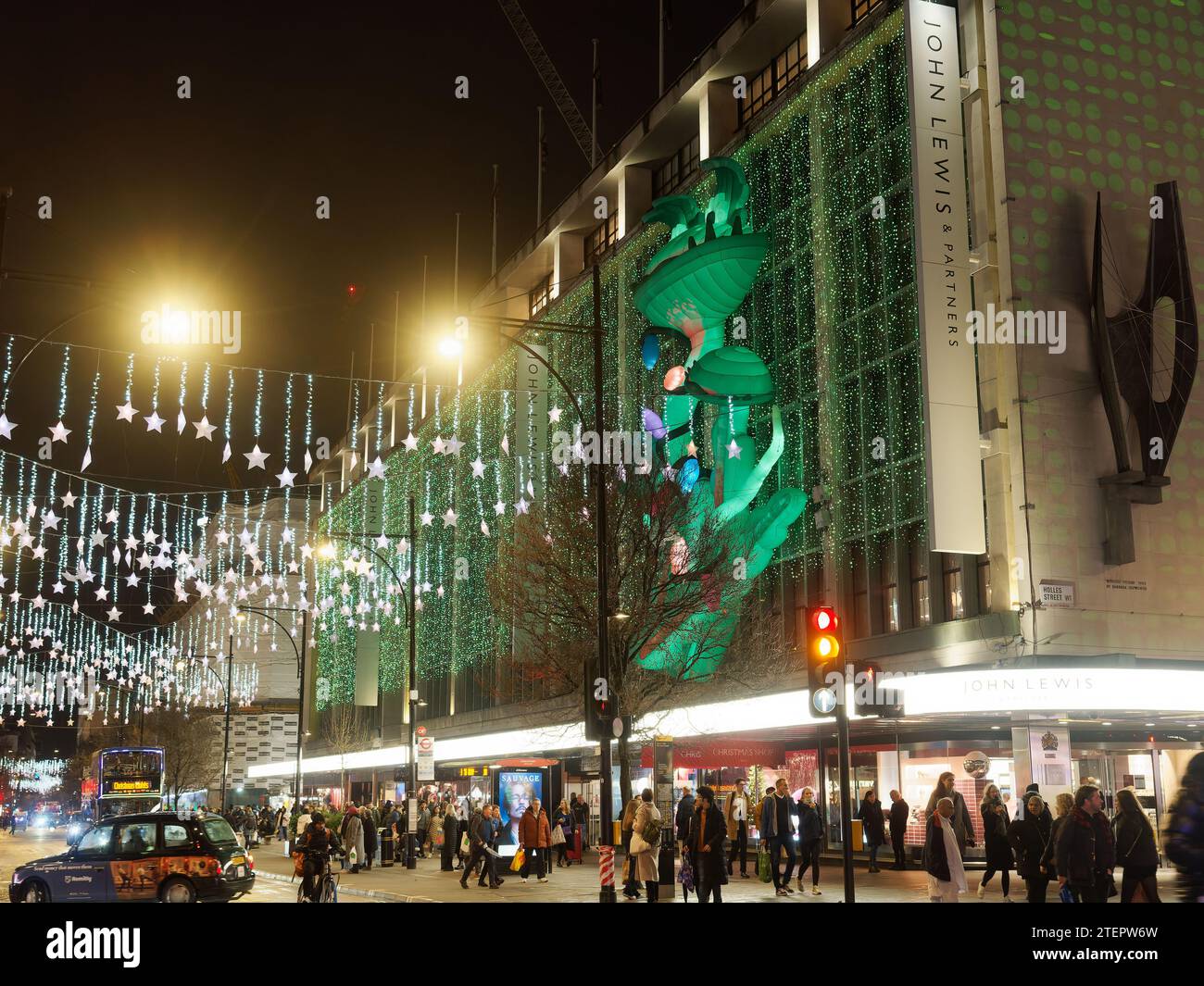 Vista frontale delle luci del grande magazzino John Lewis, in Oxford Street a Londra, a Natale 2023 Foto Stock