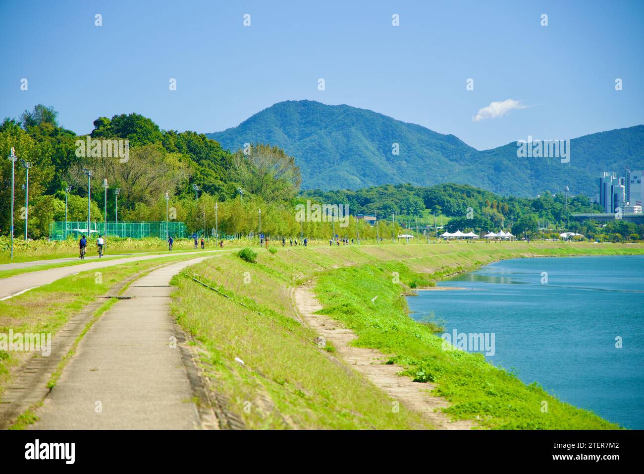 Namyangju City, Corea del Sud - 30 settembre 2023: I sentieri serpeggianti del Parco del fiume Namyangju Han riecheggiano le curve del tranquillo fiume Han, con Majesti Foto Stock