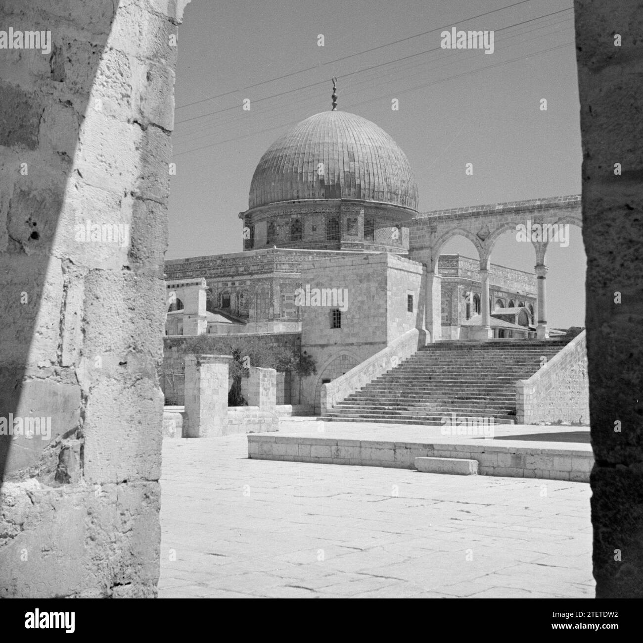 Al Haram esh-Sharif - Monte del Tempio. Cupola della roccia o Qubbet es-Sakhra con cancello che dà accesso alla piazza su cui è costruito il santuario ca. 1950-1955 Foto Stock