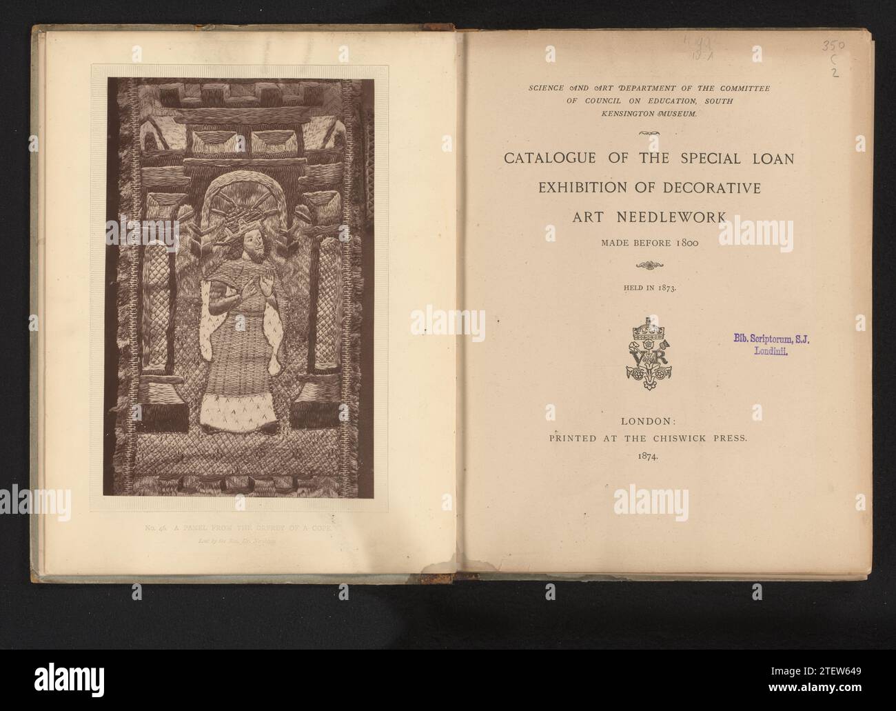 Catalogo della mostra speciale in prestito di artigianato decorativo realizzato prima del 1800, Isabel Agnes Cowper, dopo anonimo, carta del 1874. cartone. stampa in cuoio di carta da lettere / stampa a blocchi. cartone. stampa in cuoio di carta intestata/blocco di stampa Foto Stock