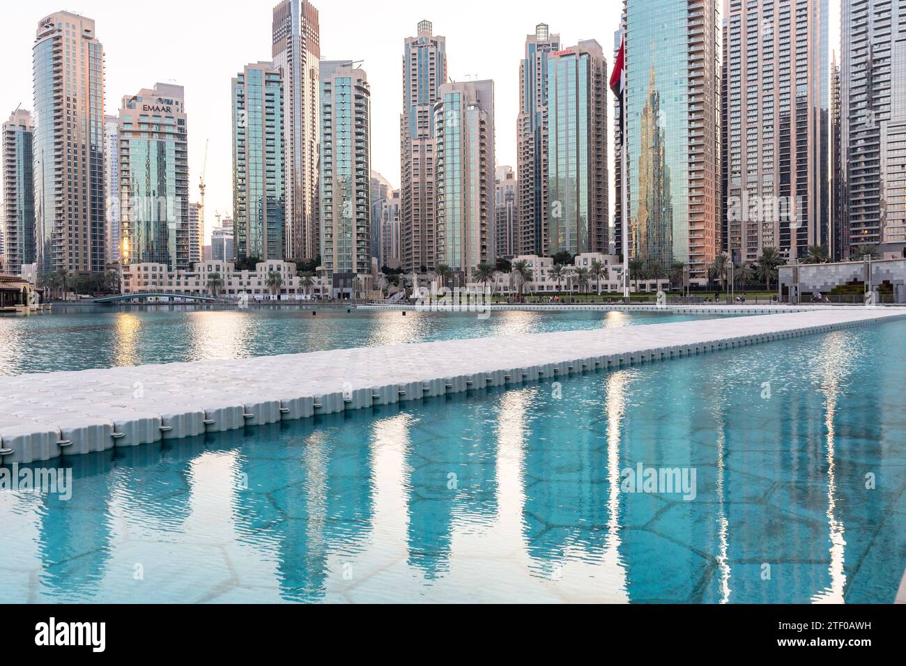 L'architettura moderna del centro di Dubai si riflette nell'acqua della Fontana di Dubai in un caldo giorno di dicembre. COP28, in programma dal 30 novembre al 12 dicembre, si concentra su come particolari nazioni hanno gestito la realizzazione dei suoi obiettivi climatici. La Conferenza di Dubai si concentra anche sulle comunità più vulnerabili e sul Fondo per perdite e danni. Foto Stock