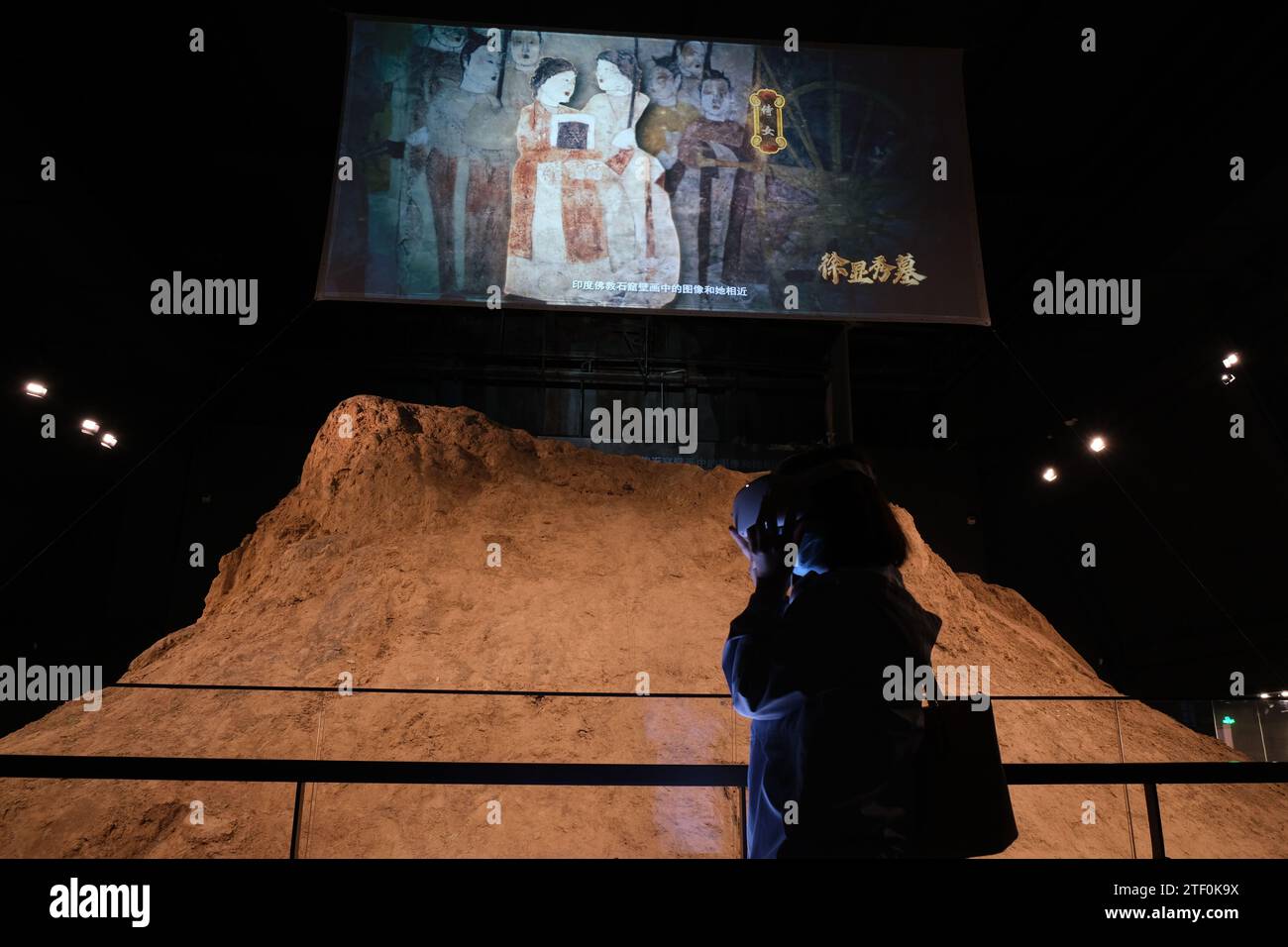 Taiyuan, provincia cinese dello Shanxi. 8 maggio 2023. Un visitatore apprezza i murales che utilizzano un dispositivo di realtà virtuale al Taiyuan Northern Qi Dynasty Mural Museum di Taiyuan, capitale della provincia dello Shanxi della Cina settentrionale, l'8 maggio 2023. DA NON PERDERE: "Il museo con murales di 1.500 anni apre in Cina" credito: Tang Shining/Xinhua/Alamy Live News Foto Stock