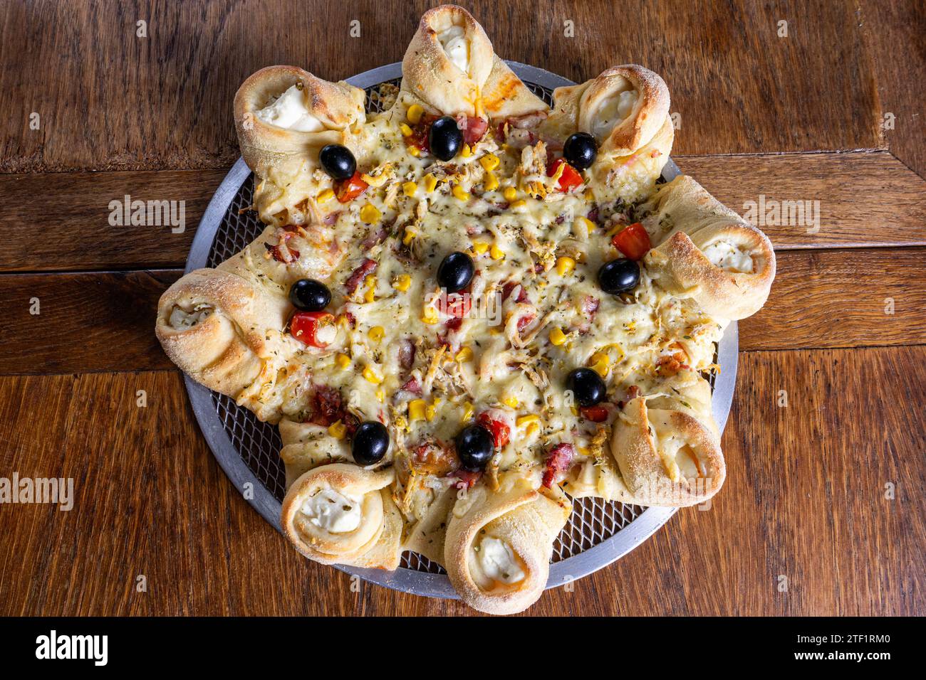 Deliziosa pizza vulcanica, che trasuda con formaggio fuso e condimenti salati, pronta per tentare le papille gustative Foto Stock