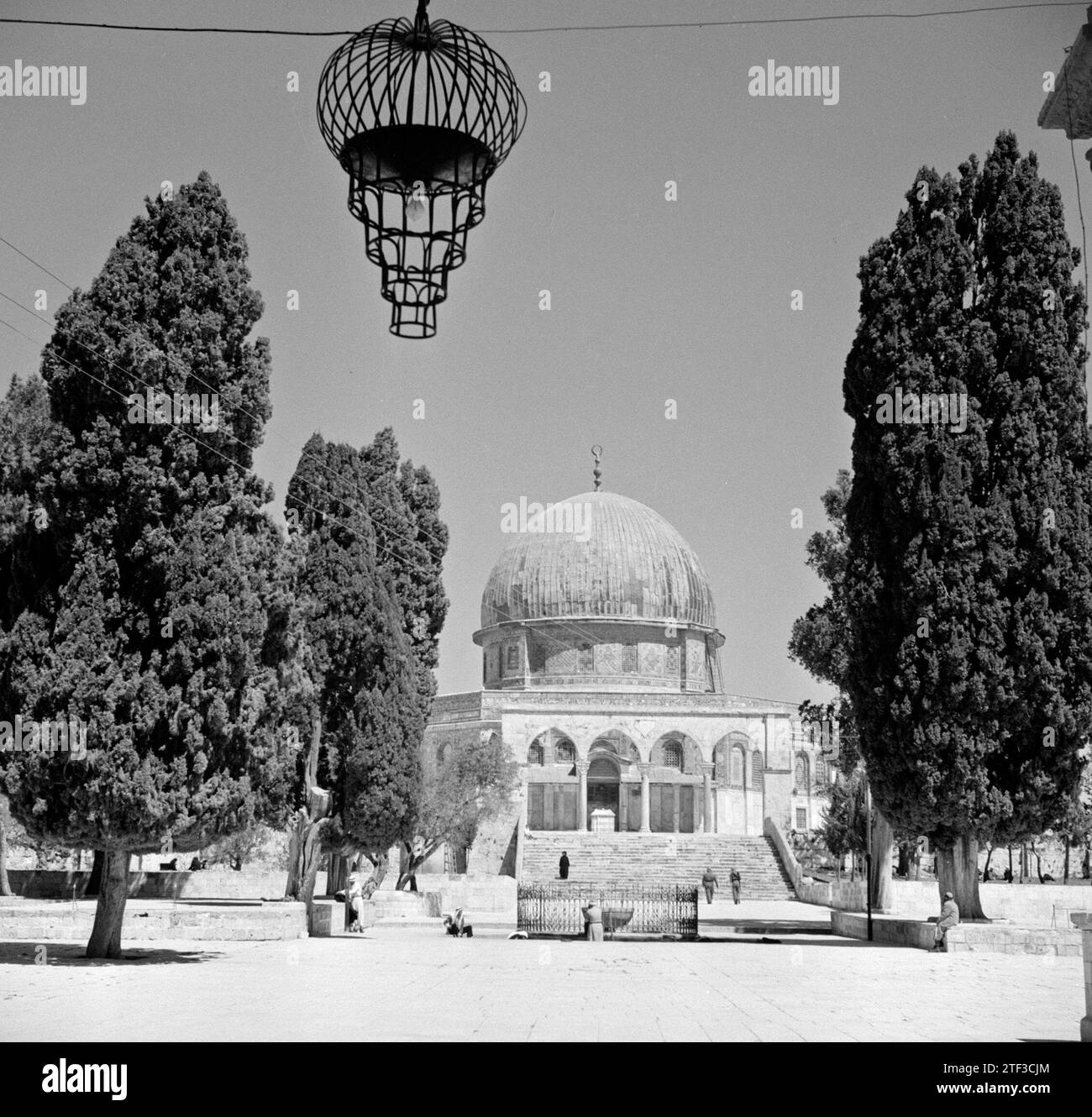 Al Haram esh-Sharif - Monte del Tempio. Cupola della roccia o Qubbet es-Sakhra con cancello che dà accesso alla piazza su cui è costruito il santuario ca. 1950-1955 Foto Stock