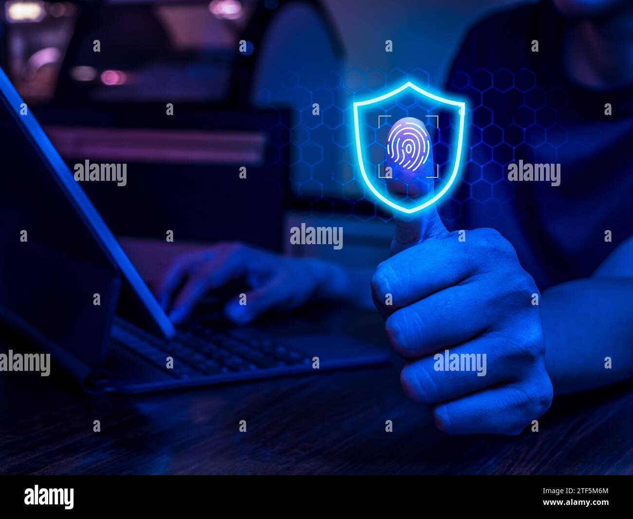 Sicurezza informatica, sistema di sicurezza della rete Internet, sicurezza delle informazioni online e privacy concetti di protezione dei dati digitali. Scansione delle impronte digitali con il pollice Foto Stock