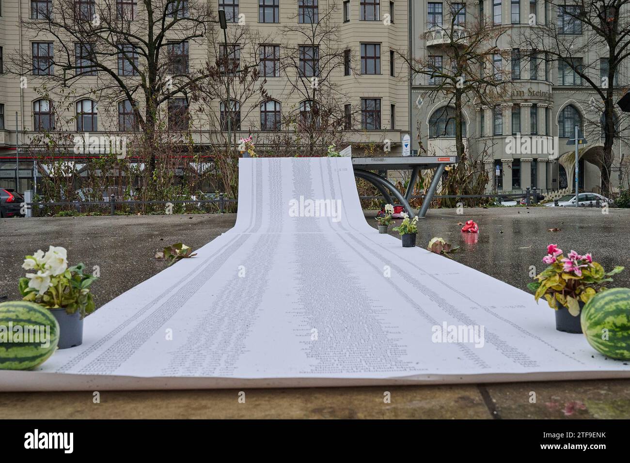 Berlino, Germania. 20 dicembre 2023. Un rotolo di carta lungo un metro dovrebbe mostrare un elenco dei nomi delle persone uccise nella Striscia di Gaza. Si trova accanto alla manifestazione, che si svolge a Steinplatz con lo slogan "studenti uniti per una Palestina libera”. L'associazione studentesca di Berlino ha chiesto la manifestazione, che è diretta contro gli attacchi israeliani alla Striscia di Gaza. Gli organizzatori accusano Israele di essere responsabile del genocidio dei palestinesi. Crediti: Annette Riedl/dpa/Alamy Live News Foto Stock