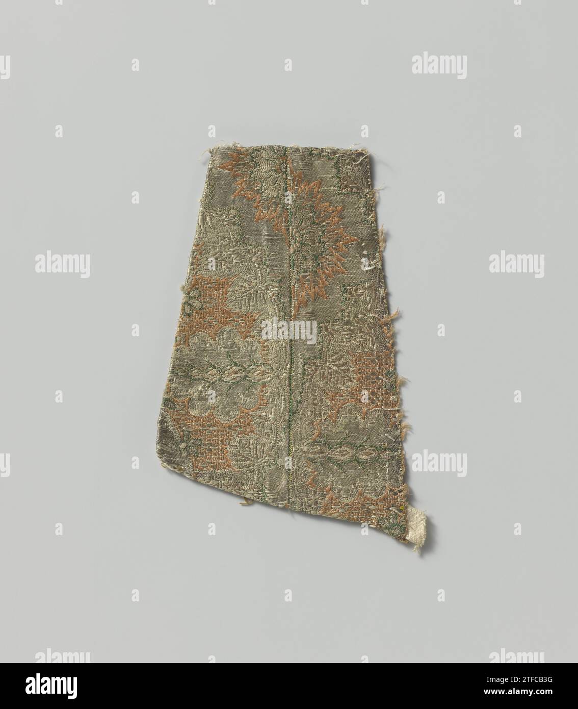 Frammento di brocatel multicolore, 1775 - 1800 cinque frammenti di tessuto di seta. Ordito di seta marrone con impatti di filo d'argento e di lato bianco, verde, rosa e rosso-marrone. Il disegno è costituito da grandi medaglioni a forma di diamante in cui foglie e motivi di frutta. Nota: Lati propri; unire piccoli frammenti; twill, raso, larghezza 1 cm. Seta di diversi tipi e colori. seta. lino (materiale). Broccia con filetto metallico cinque frammenti di tessuto di seta. Ordito di seta marrone con impatti di filo d'argento e di lato bianco, verde, rosa e rosso-marrone. Il disegno è costituito da grandi medaglioni a forma di diamante in cui la foglia A. Foto Stock