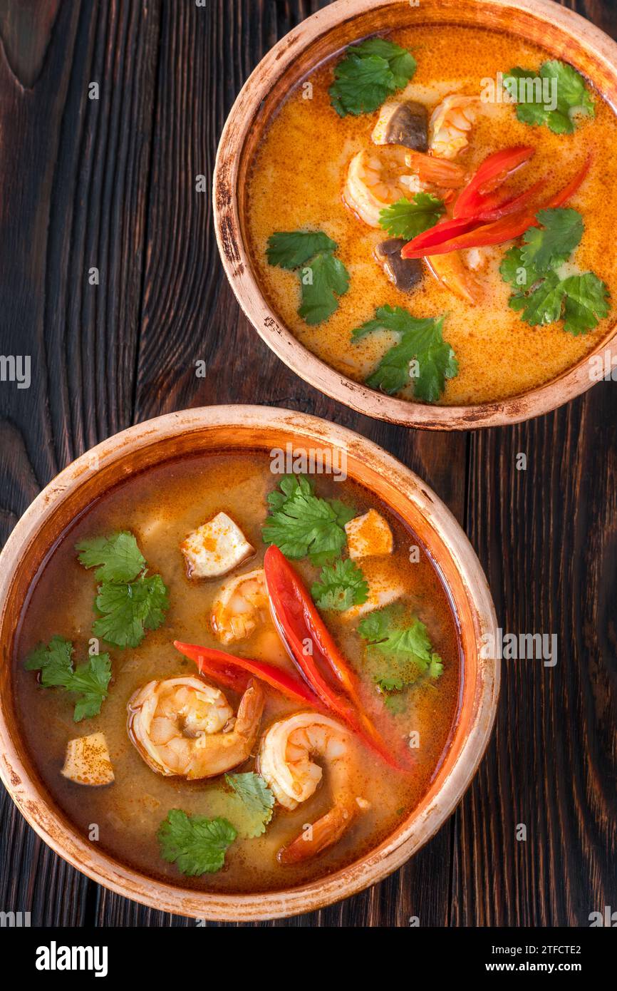Ciotole di zuppa tom Yum con e senza latte di cocco Foto Stock