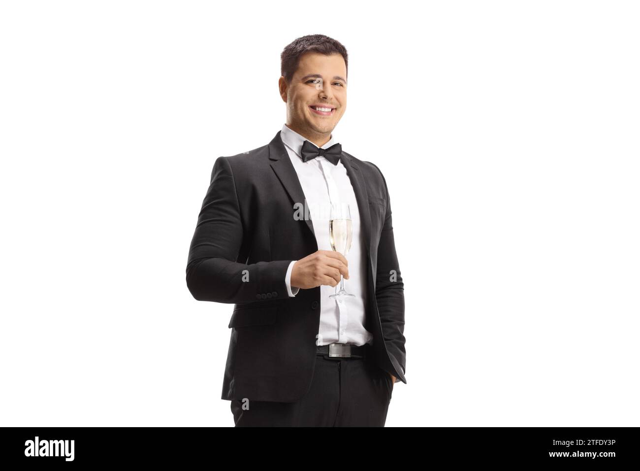 Giovane uomo elegante con vestito e cravatta che regge un bicchiere di champagne isolato su sfondo bianco Foto Stock