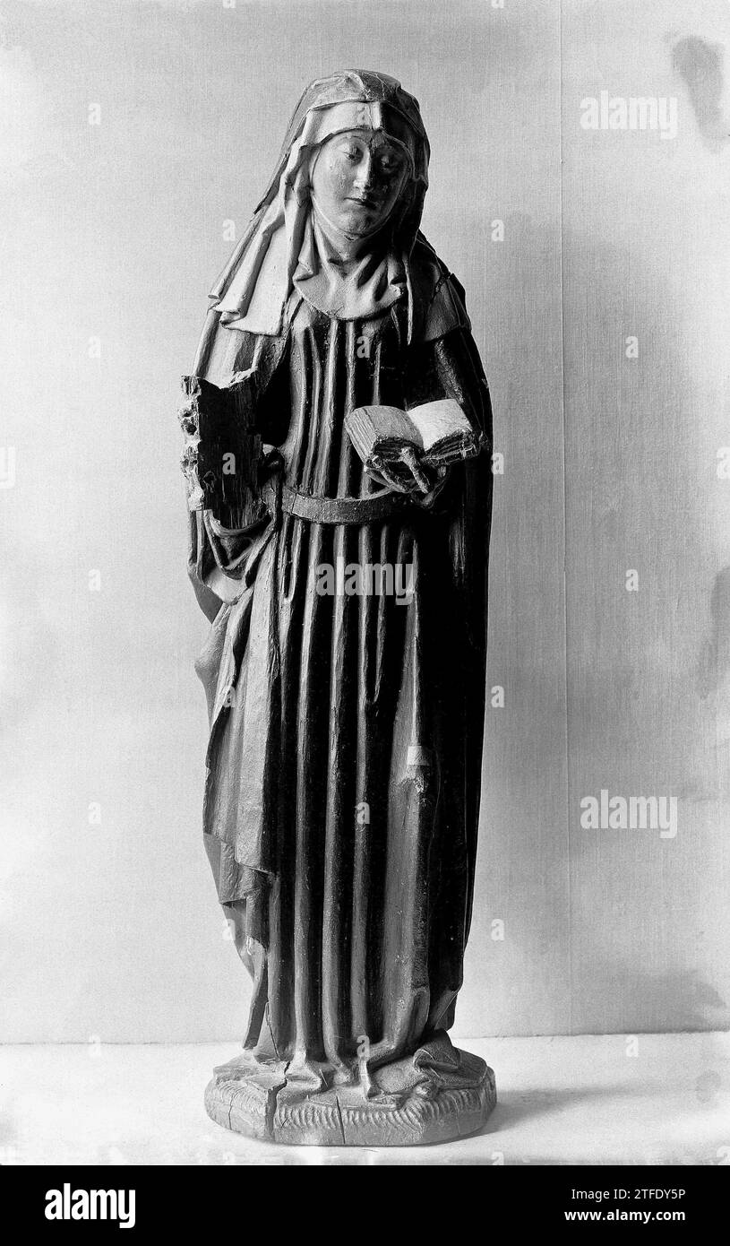 Santa Elisabetta d'Ungheria, Maestro di Koudewater (seguace di), c. 1480 - c. 1490 è leggermente piegata in avanti su un terreno poligonale con la gamba sinistra. Sulla mano destra tiene una tiara, un libro aperto sulla sinistra; la sua testa è leggermente inclinata. Santi un angolo per bambini e un berretto sotto il velo nel sonno, su cui è appeso un velo. Una veste che si appoggia al pavimento, lascia libera la scarpa sinistra. Un mantello delle spalle è appeso sotto il braccio destro; Una cintura intorno al mezzo. Quercia del Brabante settentrionale (legno) è leggermente piegata in avanti su un terreno poligonale con la gamba sinistra. Sulla mano destra, ha bevuto Foto Stock