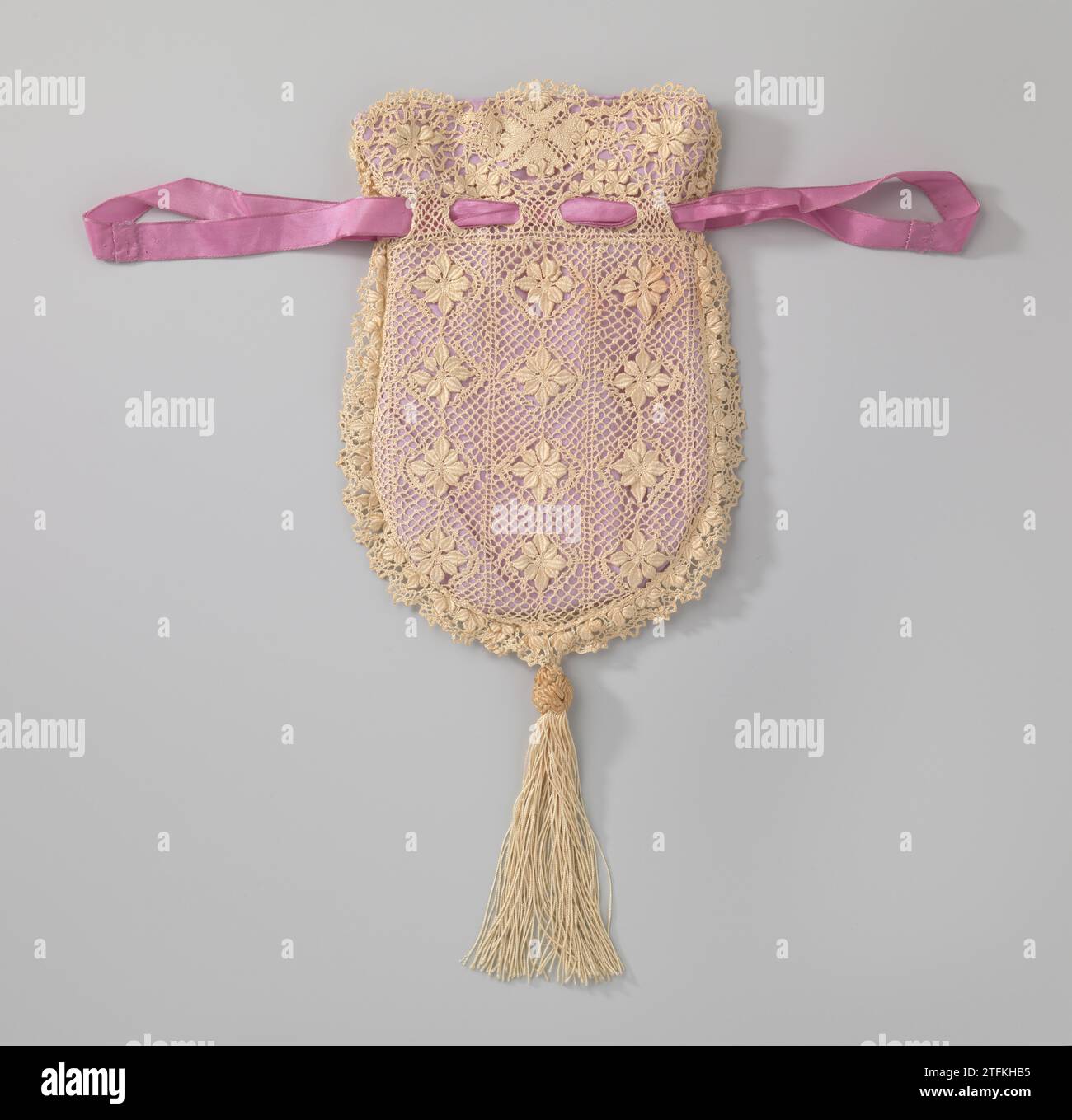 Reticolo in forma arrotondata di lato ecrinkligioso costituito da un modello di dodici rosette su entrambi i lati, in fondo un pennello, anonimo, c. 1900 reticolo in forma arrotondata di lato ecrinkligioso costituito da un modello di dodici rosette, ciascuno con un motivo a diamante. La parte anteriore e quella posteriore hanno lo stesso schema. Lungo il bordo superiore una pista di tre medaglioni ovali, con una croce di Malteser e quattro piccole rosette al centro. Al di sotto delle aperture per un giro rosa viola su ripszijde. Una spazzola sul fondo del sacchetto. La fodera è realizzata in un lato artificiale viola chiaro. Malta intera: Seta. intero:. Lini Foto Stock