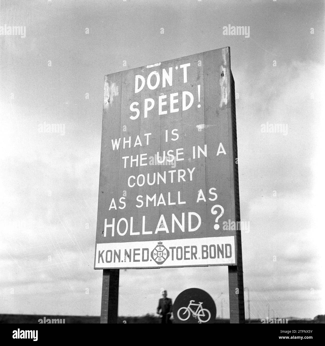 Segnali di avvertimento inglesi per la mancata velocità emessi dall'A.N.W.B. CA. 1945 Foto Stock