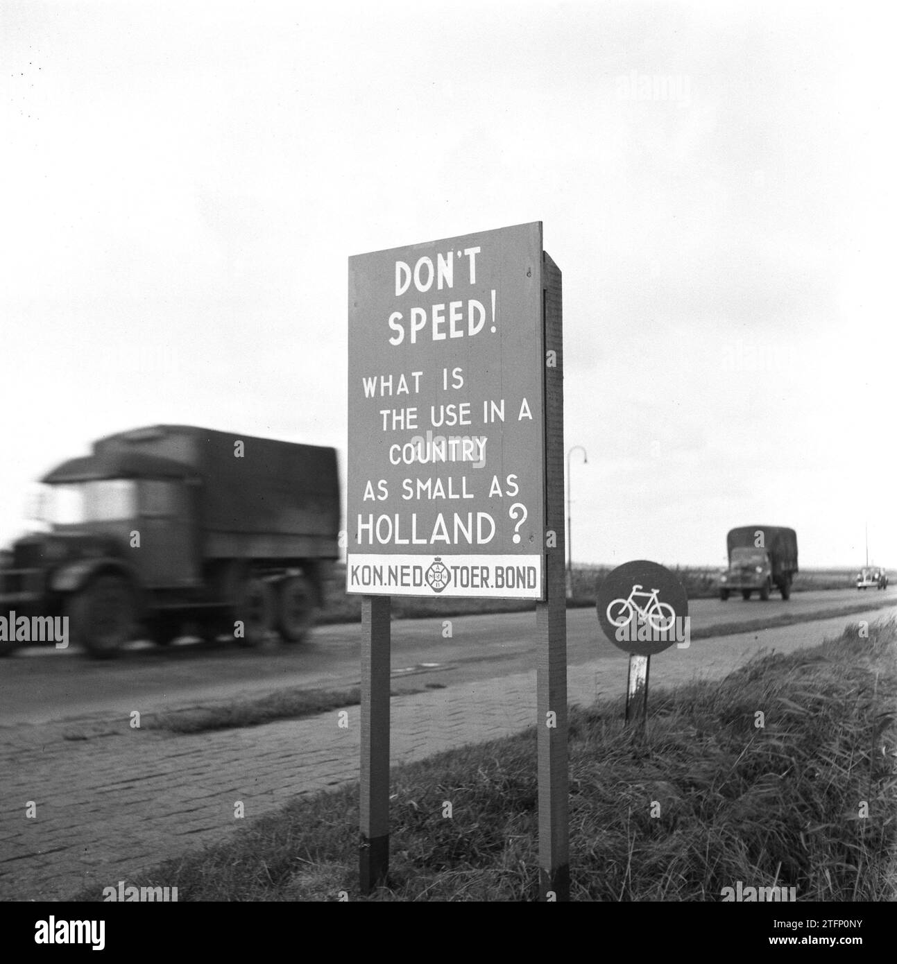 Segnali di avvertimento inglesi per la mancata velocità emessi dall'A.N.W.B. CA. 1945 Foto Stock