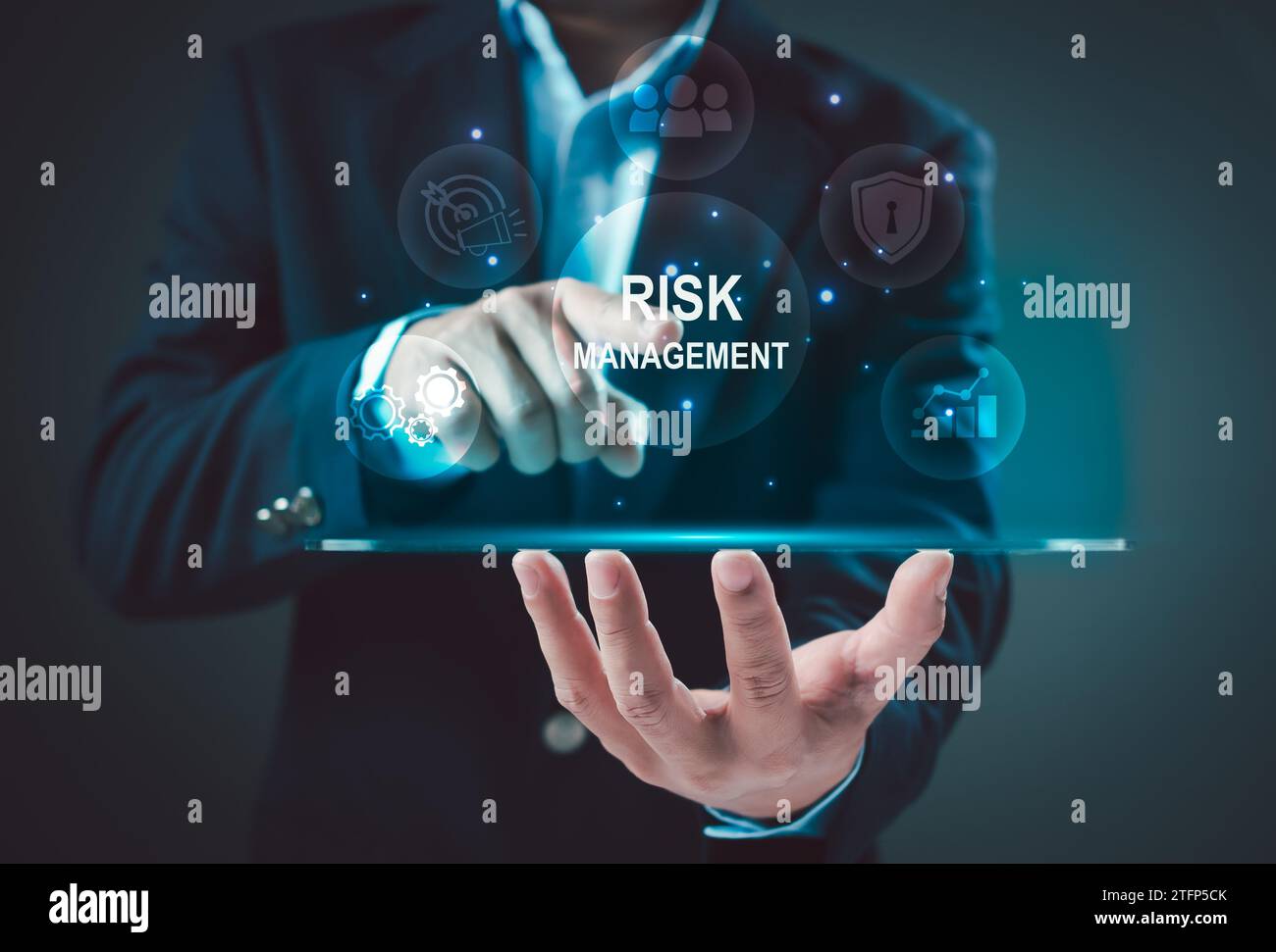 Concetto di gestione del rischio, strategia e analisi dei dati finanziari su schermo virtuale, Risk Management and Assessment for Business Investment Concept, Ri Foto Stock